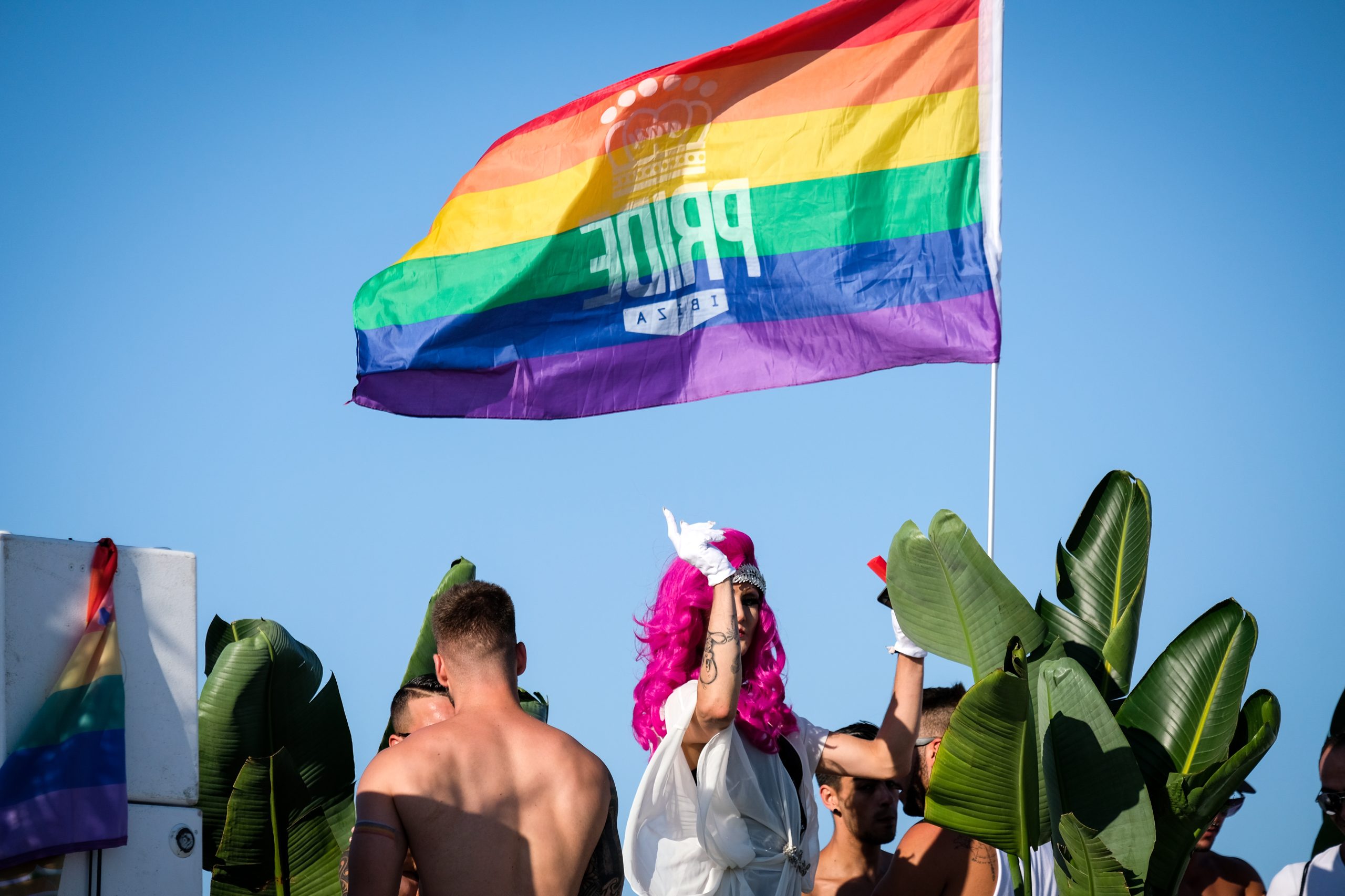 Marcha Ibiza Gay Pride. Tercera edición de este evento reivindicativo por los derechos del colectivo LGTB. Los participantes han recorrido las principales calles de la ciudad en un ambiente festivo a la par que reivindicativo portando una pancarta en la que se leía el lema del certamen de este año: ‘Ama y respeta’. La marcha se ha iniciado en la Cofradía de Pescadores del puerto de Ibiza para finalizar en un escenario situado en el martillo, en el monumento de los Corsarios del barrio de la Marina. Aquí el director del festival y presidente de la Asociación LGTB de Ibiza, Antonio Balibrea, y la vicepresidenta del Consell de Ibiza, Marta Díaz, han leído el manifiesto.