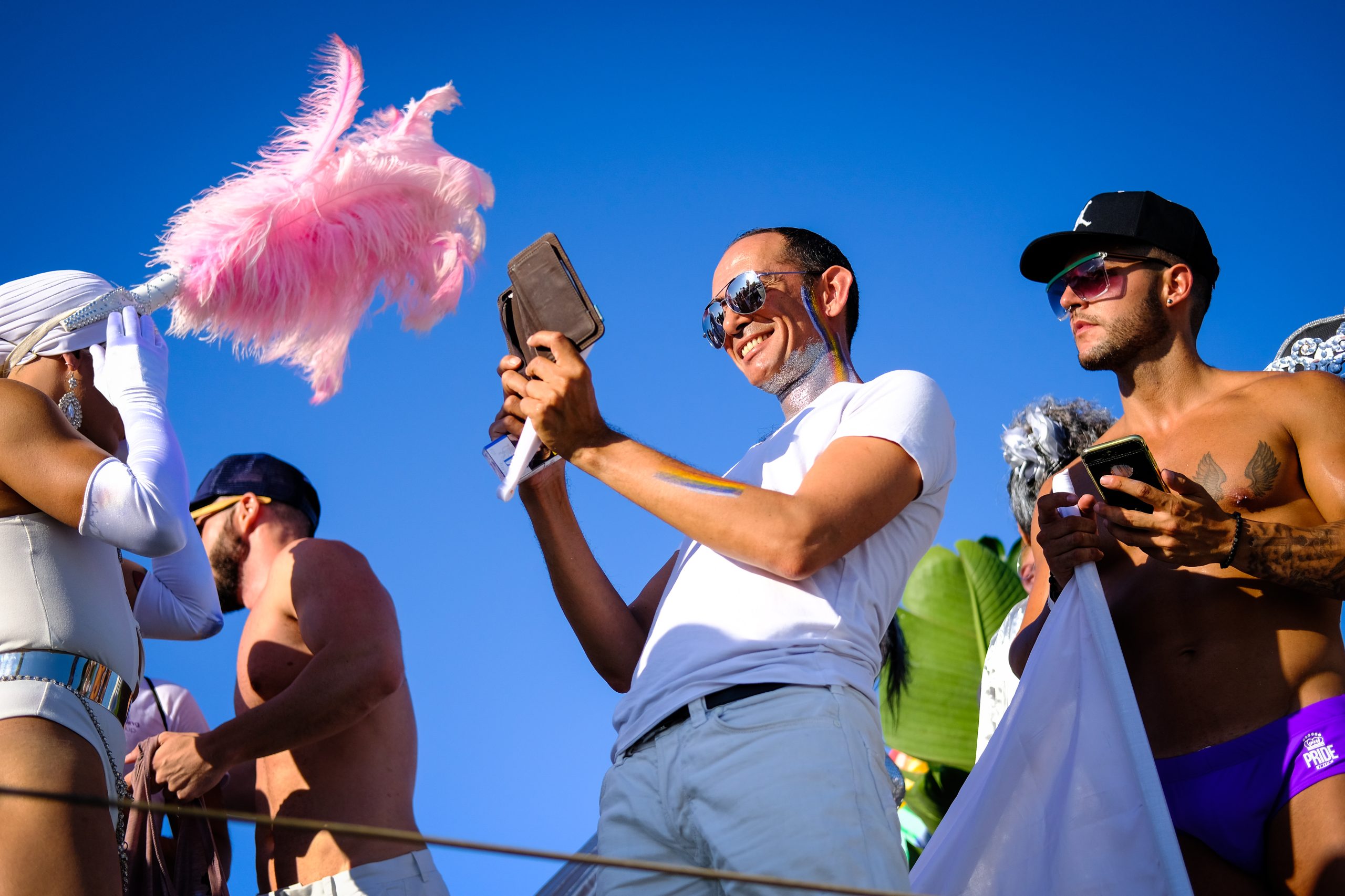 Marcha Ibiza Gay Pride. Tercera edición de este evento reivindicativo por los derechos del colectivo LGTB. Los participantes han recorrido las principales calles de la ciudad en un ambiente festivo a la par que reivindicativo portando una pancarta en la que se leía el lema del certamen de este año: ‘Ama y respeta’. La marcha se ha iniciado en la Cofradía de Pescadores del puerto de Ibiza para finalizar en un escenario situado en el martillo, en el monumento de los Corsarios del barrio de la Marina. Aquí el director del festival y presidente de la Asociación LGTB de Ibiza, Antonio Balibrea, y la vicepresidenta del Consell de Ibiza, Marta Díaz, han leído el manifiesto.
