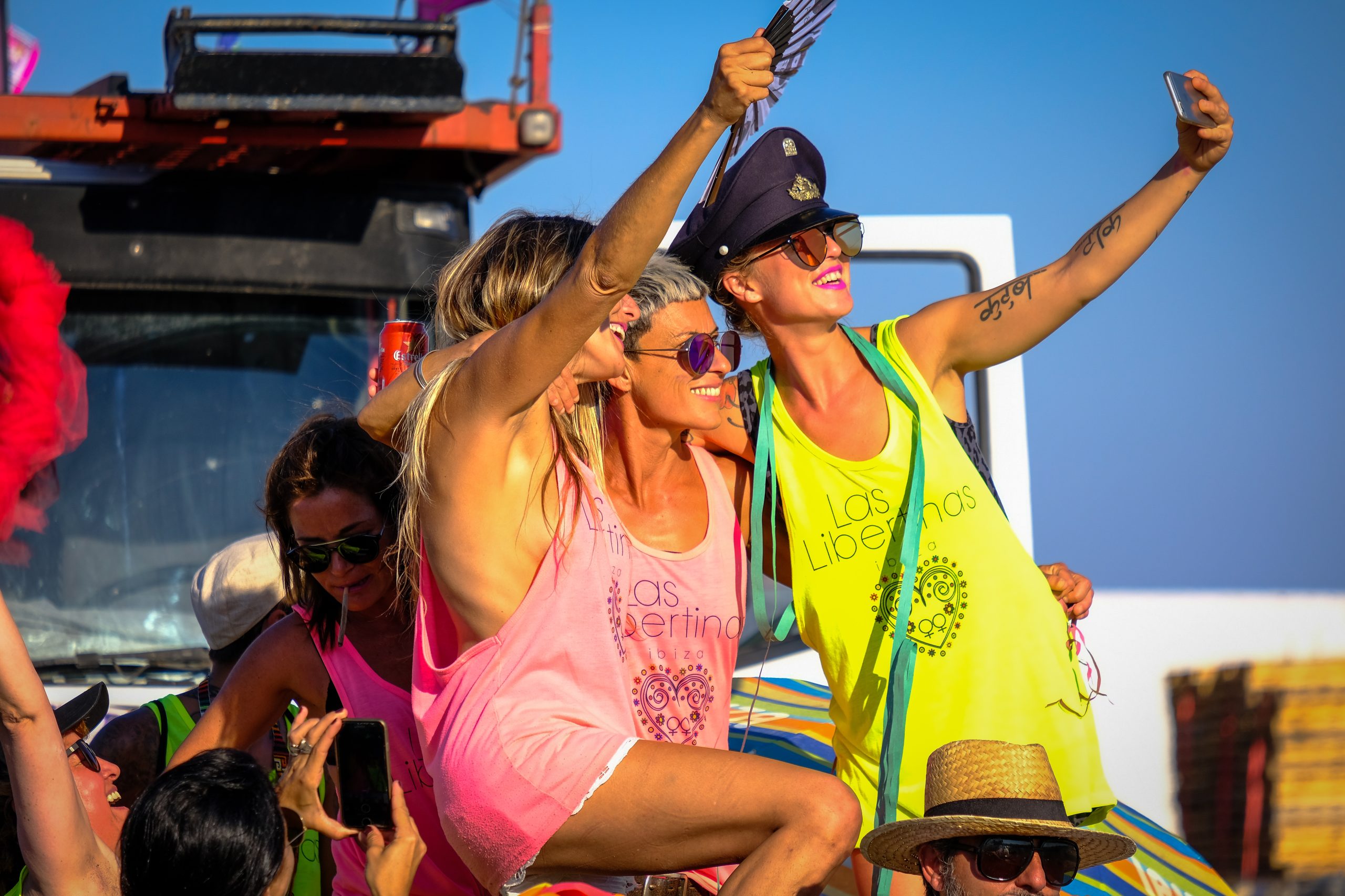 Marcha Ibiza Gay Pride. Tercera edición de este evento reivindicativo por los derechos del colectivo LGTB. Los participantes han recorrido las principales calles de la ciudad en un ambiente festivo a la par que reivindicativo portando una pancarta en la que se leía el lema del certamen de este año: ‘Ama y respeta’. La marcha se ha iniciado en la Cofradía de Pescadores del puerto de Ibiza para finalizar en un escenario situado en el martillo, en el monumento de los Corsarios del barrio de la Marina. Aquí el director del festival y presidente de la Asociación LGTB de Ibiza, Antonio Balibrea, y la vicepresidenta del Consell de Ibiza, Marta Díaz, han leído el manifiesto.