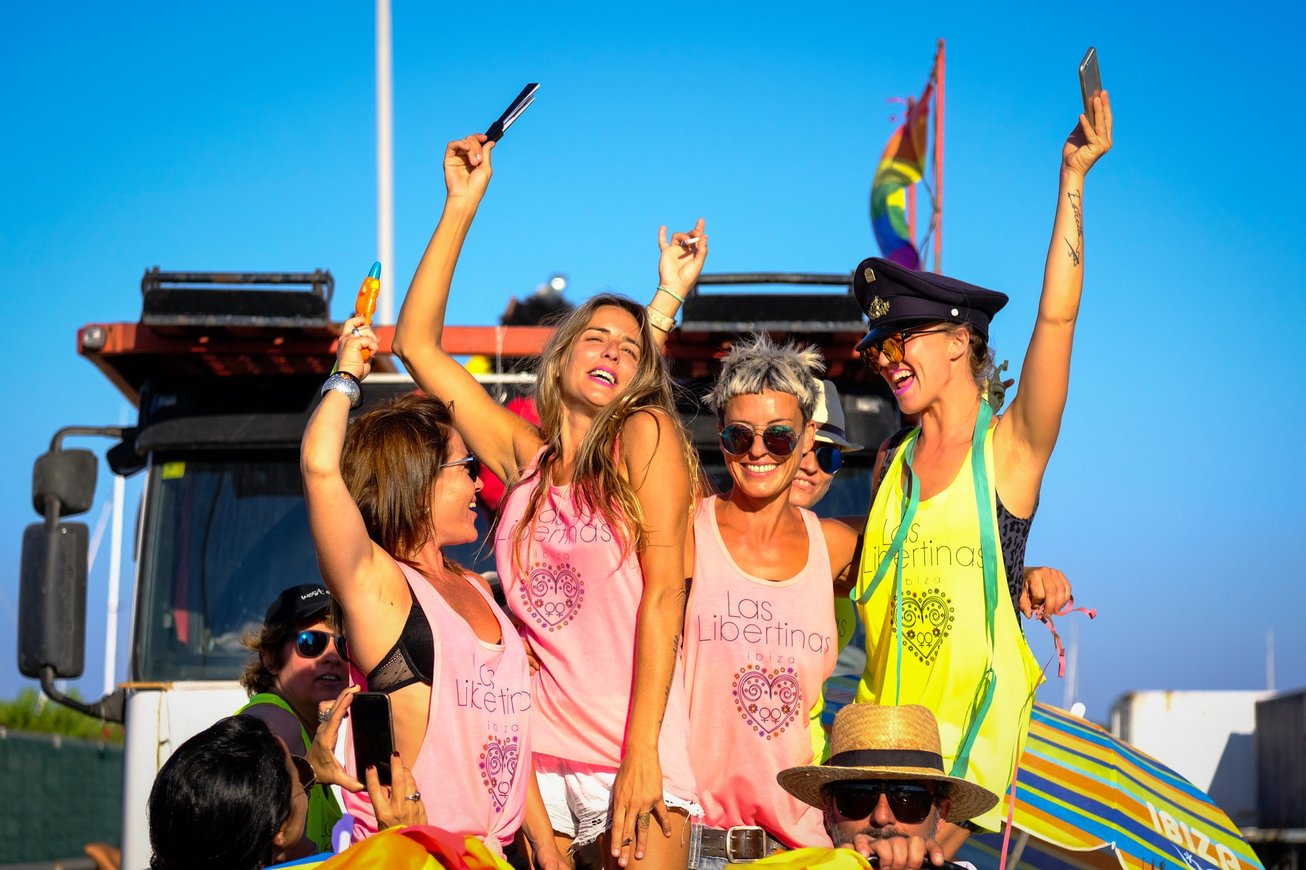 Marcha Ibiza Gay Pride. Tercera edición de este evento reivindicativo por los derechos del colectivo LGTB. Los participantes han recorrido las principales calles de la ciudad en un ambiente festivo a la par que reivindicativo portando una pancarta en la que se leía el lema del certamen de este año: ‘Ama y respeta’. La marcha se ha iniciado en la Cofradía de Pescadores del puerto de Ibiza para finalizar en un escenario situado en el martillo, en el monumento de los Corsarios del barrio de la Marina. Aquí el director del festival y presidente de la Asociación LGTB de Ibiza, Antonio Balibrea, y la vicepresidenta del Consell de Ibiza, Marta Díaz, han leído el manifiesto.