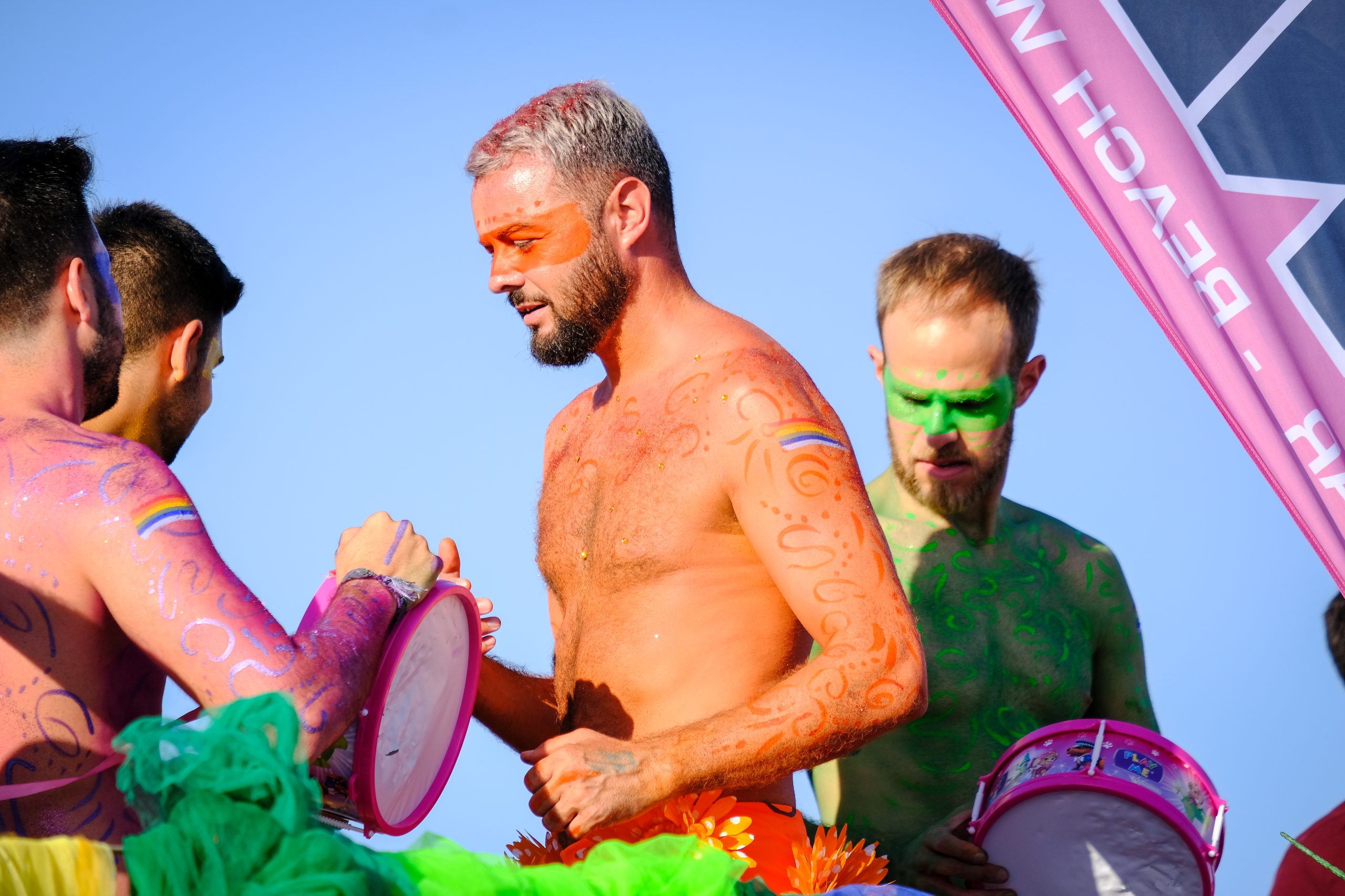 Marcha Ibiza Gay Pride. Tercera edición de este evento reivindicativo por los derechos del colectivo LGTB. Los participantes han recorrido las principales calles de la ciudad en un ambiente festivo a la par que reivindicativo portando una pancarta en la que se leía el lema del certamen de este año: ‘Ama y respeta’. La marcha se ha iniciado en la Cofradía de Pescadores del puerto de Ibiza para finalizar en un escenario situado en el martillo, en el monumento de los Corsarios del barrio de la Marina. Aquí el director del festival y presidente de la Asociación LGTB de Ibiza, Antonio Balibrea, y la vicepresidenta del Consell de Ibiza, Marta Díaz, han leído el manifiesto.