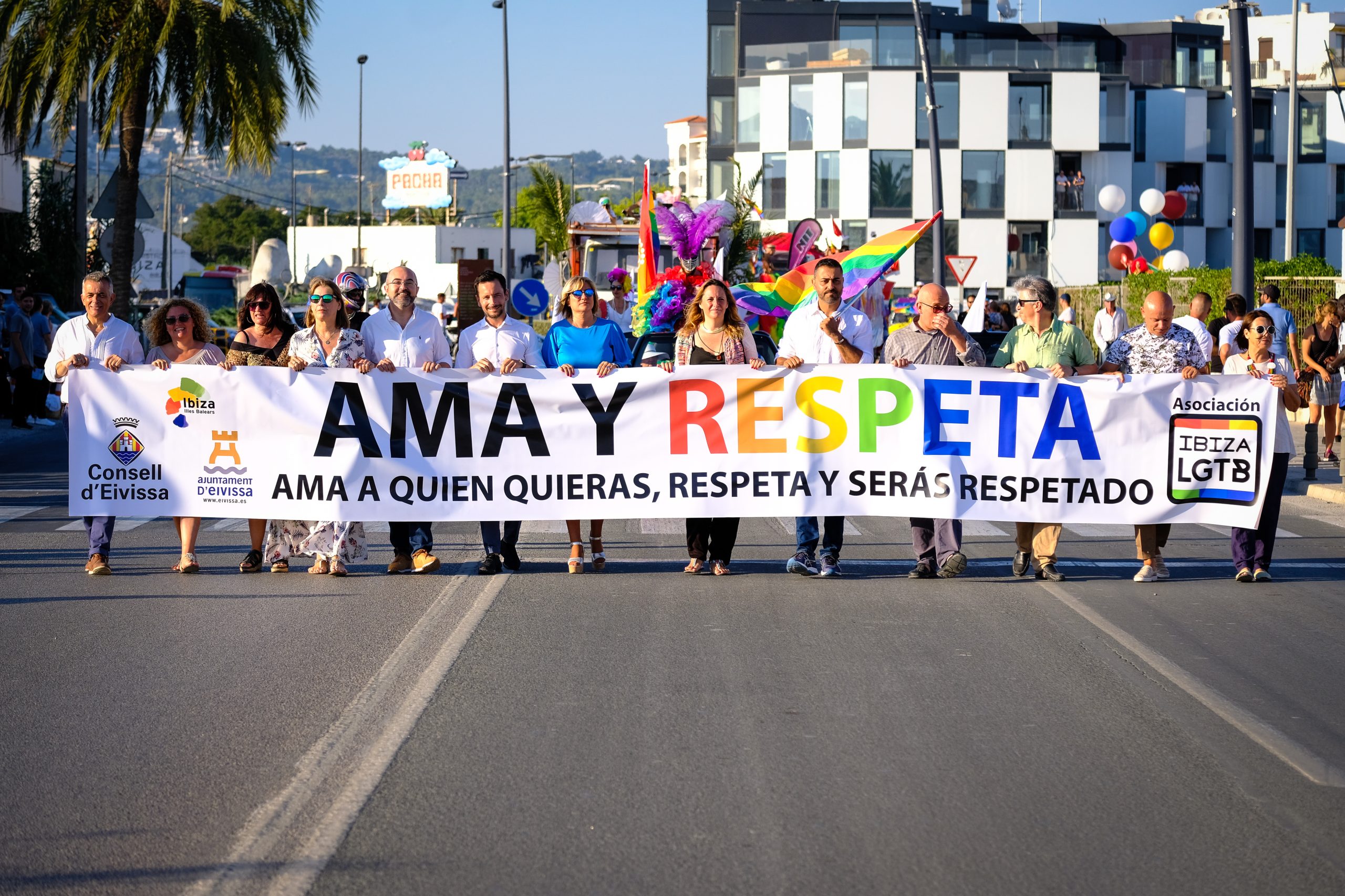 Marcha Ibiza Gay Pride. Tercera edición de este evento reivindicativo por los derechos del colectivo LGTB. Los participantes han recorrido las principales calles de la ciudad en un ambiente festivo a la par que reivindicativo portando una pancarta en la que se leía el lema del certamen de este año: ‘Ama y respeta’. La marcha se ha iniciado en la Cofradía de Pescadores del puerto de Ibiza para finalizar en un escenario situado en el martillo, en el monumento de los Corsarios del barrio de la Marina. Aquí el director del festival y presidente de la Asociación LGTB de Ibiza, Antonio Balibrea, y la vicepresidenta del Consell de Ibiza, Marta Díaz, han leído el manifiesto.