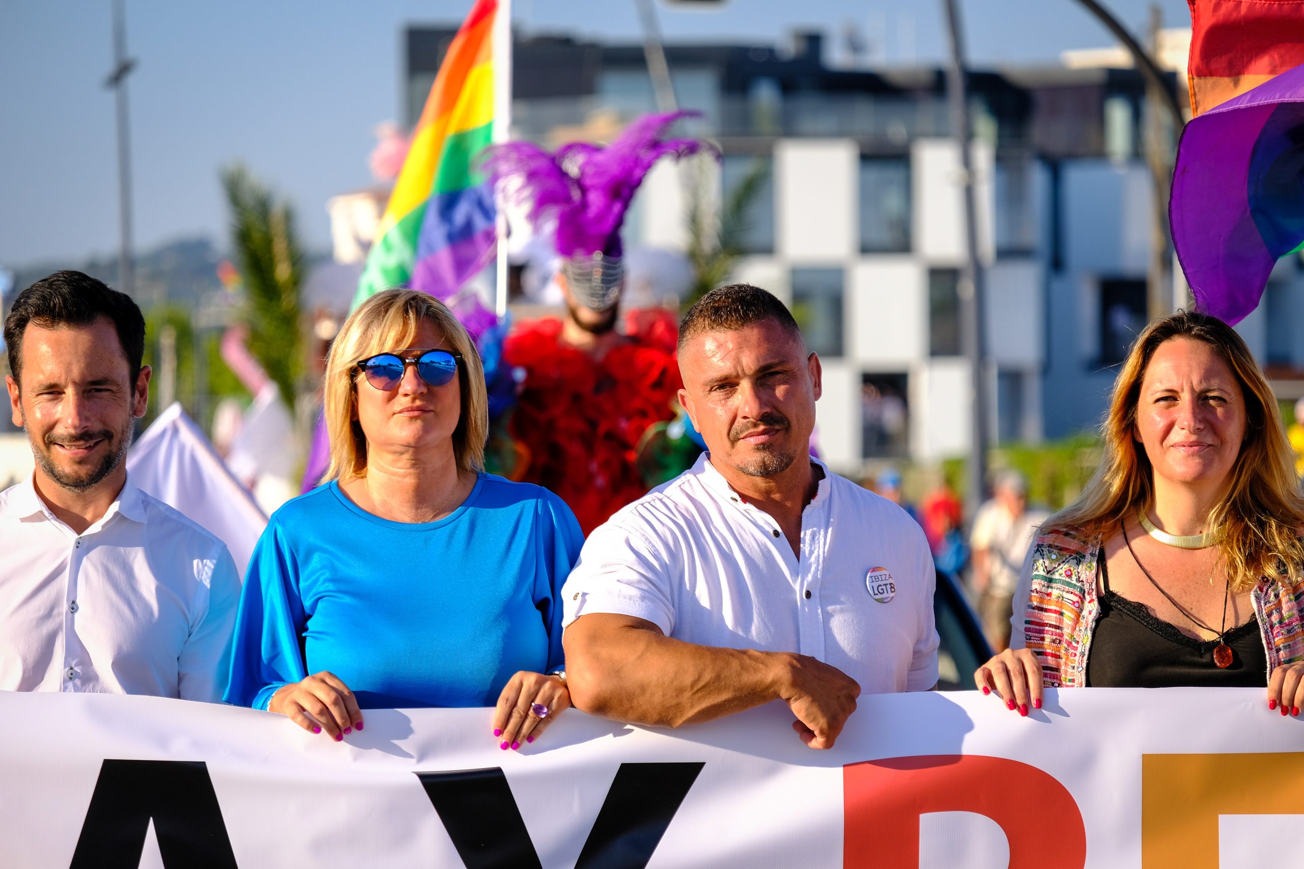 Marcha Ibiza Gay Pride. Tercera edición de este evento reivindicativo por los derechos del colectivo LGTB. Los participantes han recorrido las principales calles de la ciudad en un ambiente festivo a la par que reivindicativo portando una pancarta en la que se leía el lema del certamen de este año: ‘Ama y respeta’. La marcha se ha iniciado en la Cofradía de Pescadores del puerto de Ibiza para finalizar en un escenario situado en el martillo, en el monumento de los Corsarios del barrio de la Marina. Aquí el director del festival y presidente de la Asociación LGTB de Ibiza, Antonio Balibrea, y la vicepresidenta del Consell de Ibiza, Marta Díaz, han leído el manifiesto.