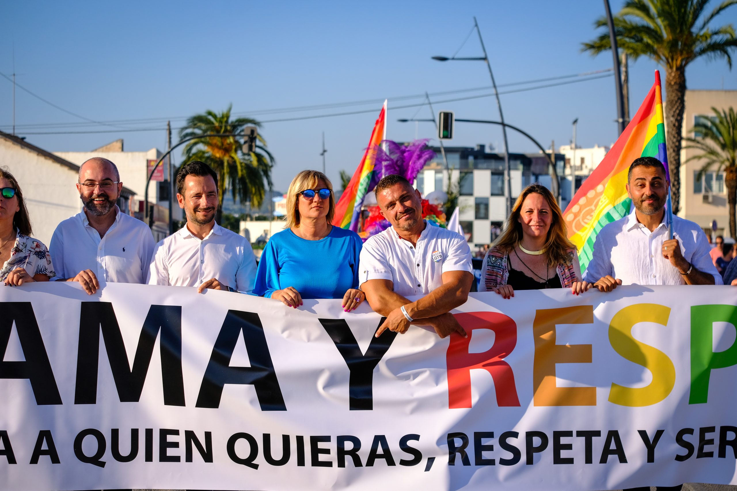 Marcha Ibiza Gay Pride. Tercera edición de este evento reivindicativo por los derechos del colectivo LGTB. Los participantes han recorrido las principales calles de la ciudad en un ambiente festivo a la par que reivindicativo portando una pancarta en la que se leía el lema del certamen de este año: ‘Ama y respeta’. La marcha se ha iniciado en la Cofradía de Pescadores del puerto de Ibiza para finalizar en un escenario situado en el martillo, en el monumento de los Corsarios del barrio de la Marina. Aquí el director del festival y presidente de la Asociación LGTB de Ibiza, Antonio Balibrea, y la vicepresidenta del Consell de Ibiza, Marta Díaz, han leído el manifiesto.