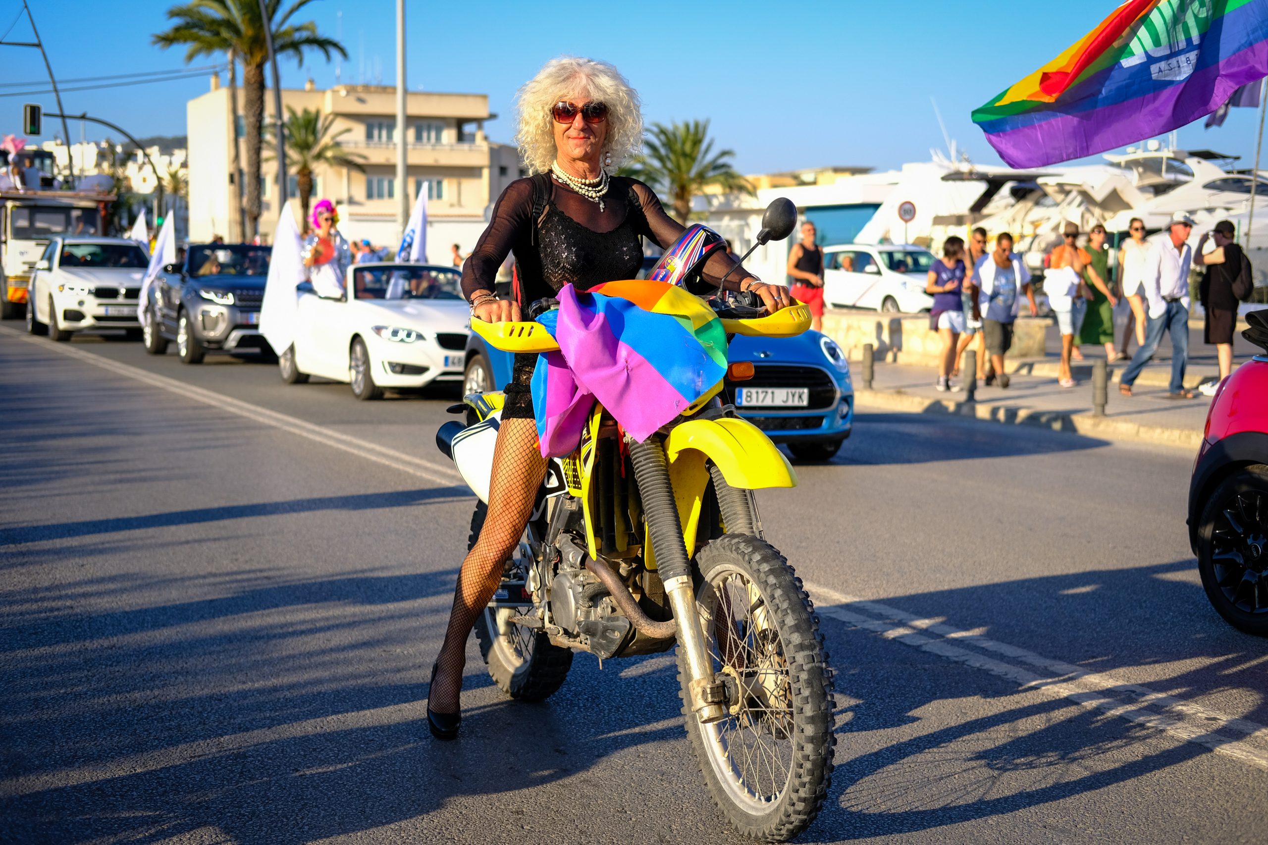 Marcha Ibiza Gay Pride. Tercera edición de este evento reivindicativo por los derechos del colectivo LGTB. Los participantes han recorrido las principales calles de la ciudad en un ambiente festivo a la par que reivindicativo portando una pancarta en la que se leía el lema del certamen de este año: ‘Ama y respeta’. La marcha se ha iniciado en la Cofradía de Pescadores del puerto de Ibiza para finalizar en un escenario situado en el martillo, en el monumento de los Corsarios del barrio de la Marina. Aquí el director del festival y presidente de la Asociación LGTB de Ibiza, Antonio Balibrea, y la vicepresidenta del Consell de Ibiza, Marta Díaz, han leído el manifiesto.