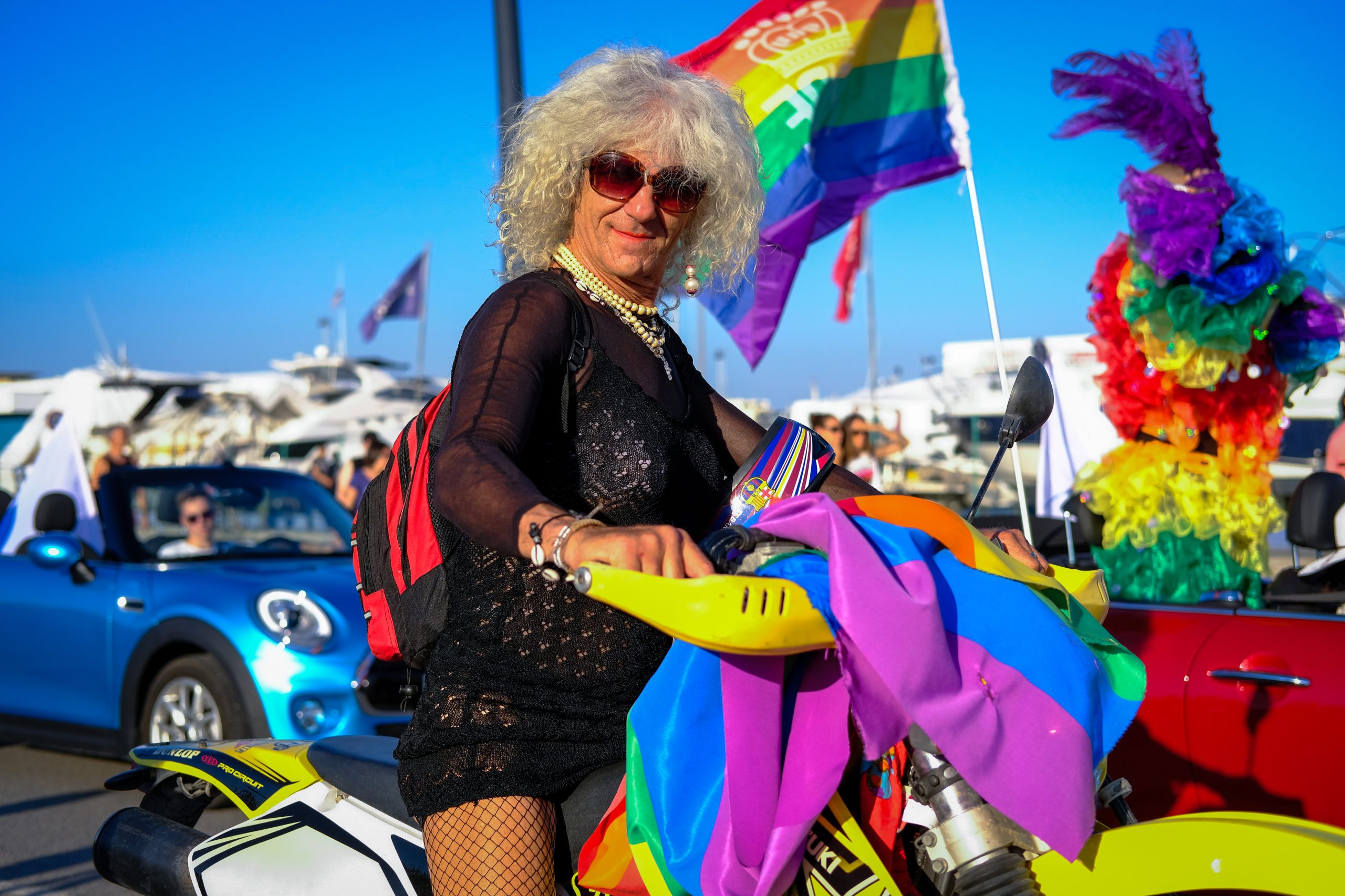 Marcha Ibiza Gay Pride. Tercera edición de este evento reivindicativo por los derechos del colectivo LGTB. Los participantes han recorrido las principales calles de la ciudad en un ambiente festivo a la par que reivindicativo portando una pancarta en la que se leía el lema del certamen de este año: ‘Ama y respeta’. La marcha se ha iniciado en la Cofradía de Pescadores del puerto de Ibiza para finalizar en un escenario situado en el martillo, en el monumento de los Corsarios del barrio de la Marina. Aquí el director del festival y presidente de la Asociación LGTB de Ibiza, Antonio Balibrea, y la vicepresidenta del Consell de Ibiza, Marta Díaz, han leído el manifiesto.