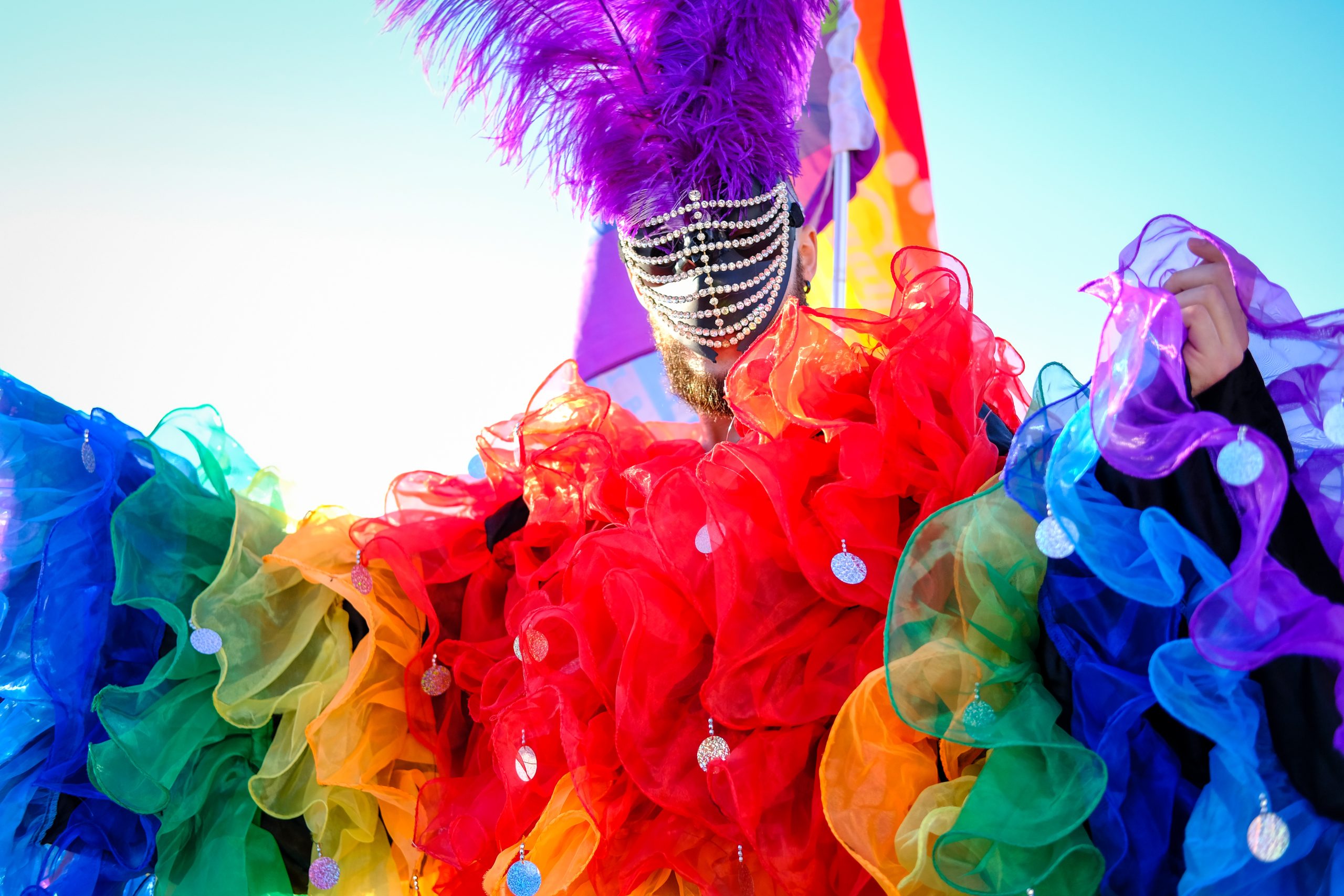 Marcha Ibiza Gay Pride. Tercera edición de este evento reivindicativo por los derechos del colectivo LGTB. Los participantes han recorrido las principales calles de la ciudad en un ambiente festivo a la par que reivindicativo portando una pancarta en la que se leía el lema del certamen de este año: ‘Ama y respeta’. La marcha se ha iniciado en la Cofradía de Pescadores del puerto de Ibiza para finalizar en un escenario situado en el martillo, en el monumento de los Corsarios del barrio de la Marina. Aquí el director del festival y presidente de la Asociación LGTB de Ibiza, Antonio Balibrea, y la vicepresidenta del Consell de Ibiza, Marta Díaz, han leído el manifiesto.