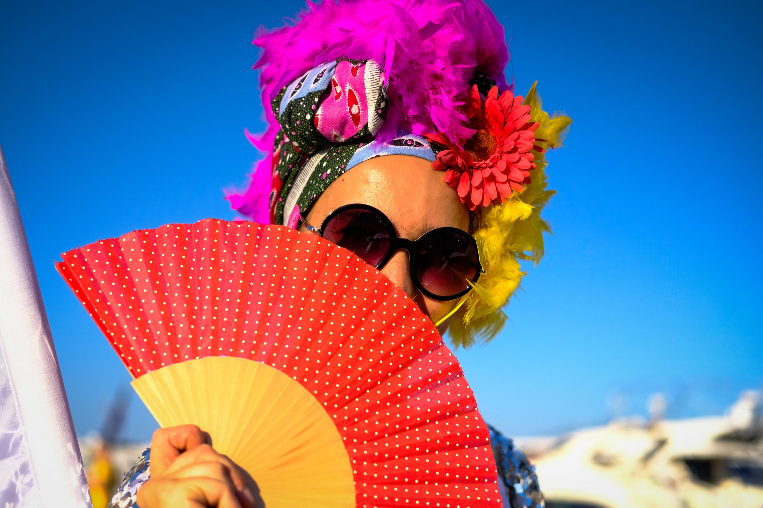 Marcha Ibiza Gay Pride. Tercera edición de este evento reivindicativo por los derechos del colectivo LGTB. Los participantes han recorrido las principales calles de la ciudad en un ambiente festivo a la par que reivindicativo portando una pancarta en la que se leía el lema del certamen de este año: ‘Ama y respeta’. La marcha se ha iniciado en la Cofradía de Pescadores del puerto de Ibiza para finalizar en un escenario situado en el martillo, en el monumento de los Corsarios del barrio de la Marina. Aquí el director del festival y presidente de la Asociación LGTB de Ibiza, Antonio Balibrea, y la vicepresidenta del Consell de Ibiza, Marta Díaz, han leído el manifiesto.