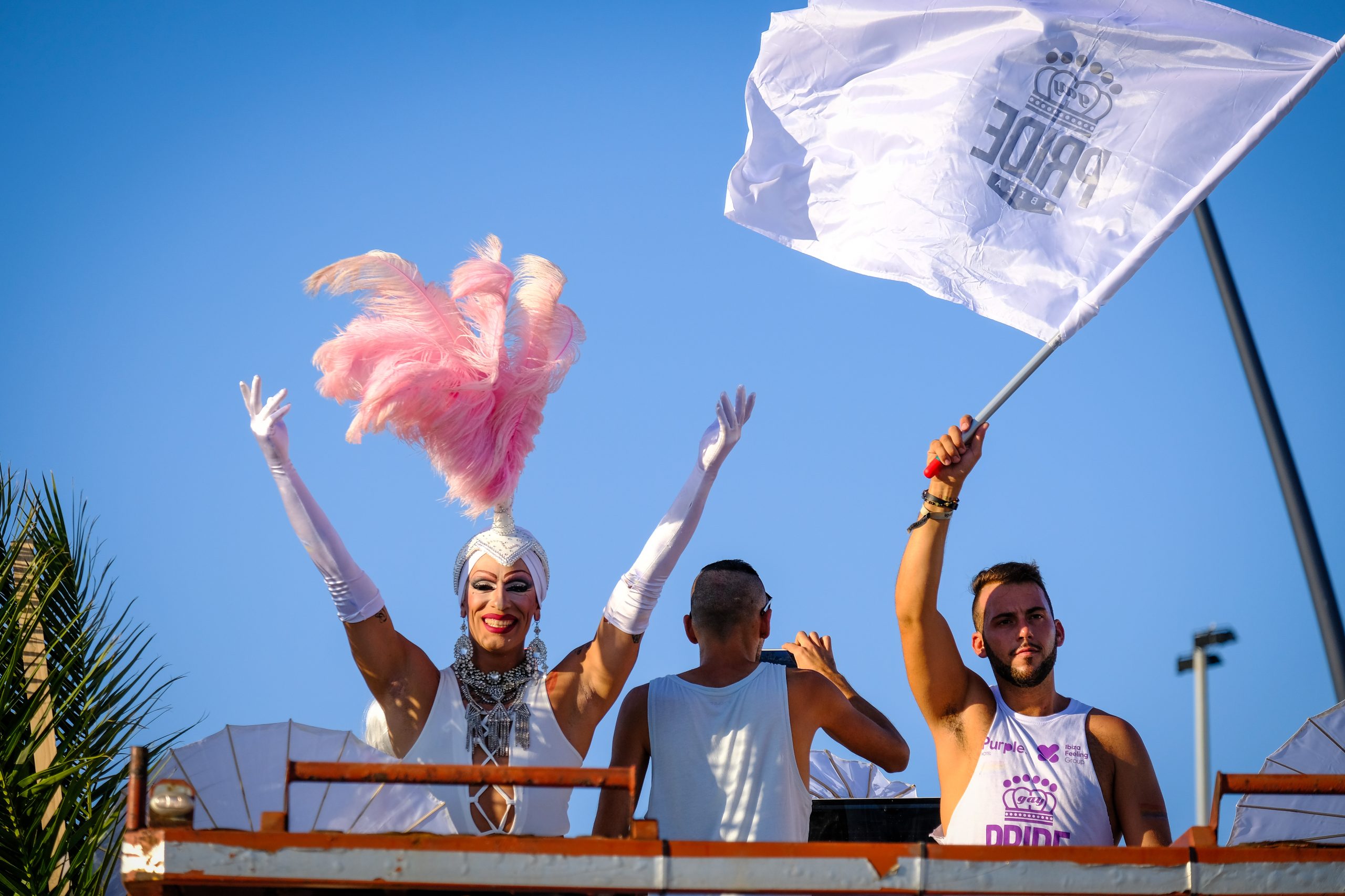 Marcha Ibiza Gay Pride. Tercera edición de este evento reivindicativo por los derechos del colectivo LGTB. Los participantes han recorrido las principales calles de la ciudad en un ambiente festivo a la par que reivindicativo portando una pancarta en la que se leía el lema del certamen de este año: ‘Ama y respeta’. La marcha se ha iniciado en la Cofradía de Pescadores del puerto de Ibiza para finalizar en un escenario situado en el martillo, en el monumento de los Corsarios del barrio de la Marina. Aquí el director del festival y presidente de la Asociación LGTB de Ibiza, Antonio Balibrea, y la vicepresidenta del Consell de Ibiza, Marta Díaz, han leído el manifiesto.