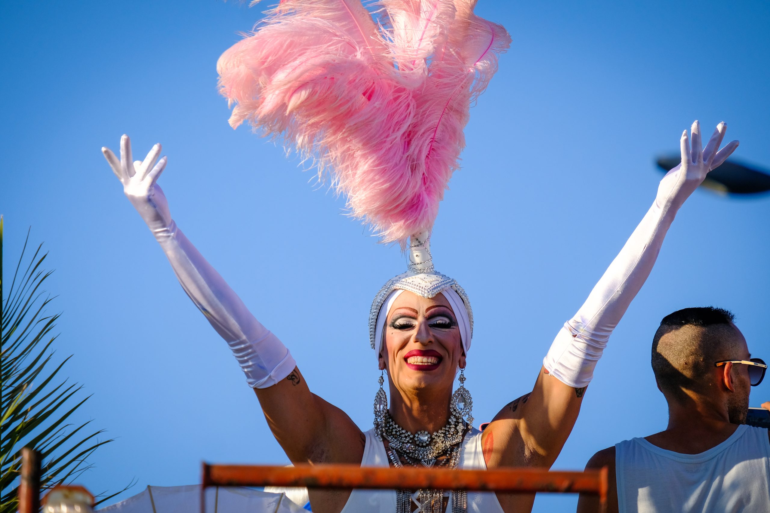 Marcha Ibiza Gay Pride. Tercera edición de este evento reivindicativo por los derechos del colectivo LGTB. Los participantes han recorrido las principales calles de la ciudad en un ambiente festivo a la par que reivindicativo portando una pancarta en la que se leía el lema del certamen de este año: ‘Ama y respeta’. La marcha se ha iniciado en la Cofradía de Pescadores del puerto de Ibiza para finalizar en un escenario situado en el martillo, en el monumento de los Corsarios del barrio de la Marina. Aquí el director del festival y presidente de la Asociación LGTB de Ibiza, Antonio Balibrea, y la vicepresidenta del Consell de Ibiza, Marta Díaz, han leído el manifiesto.