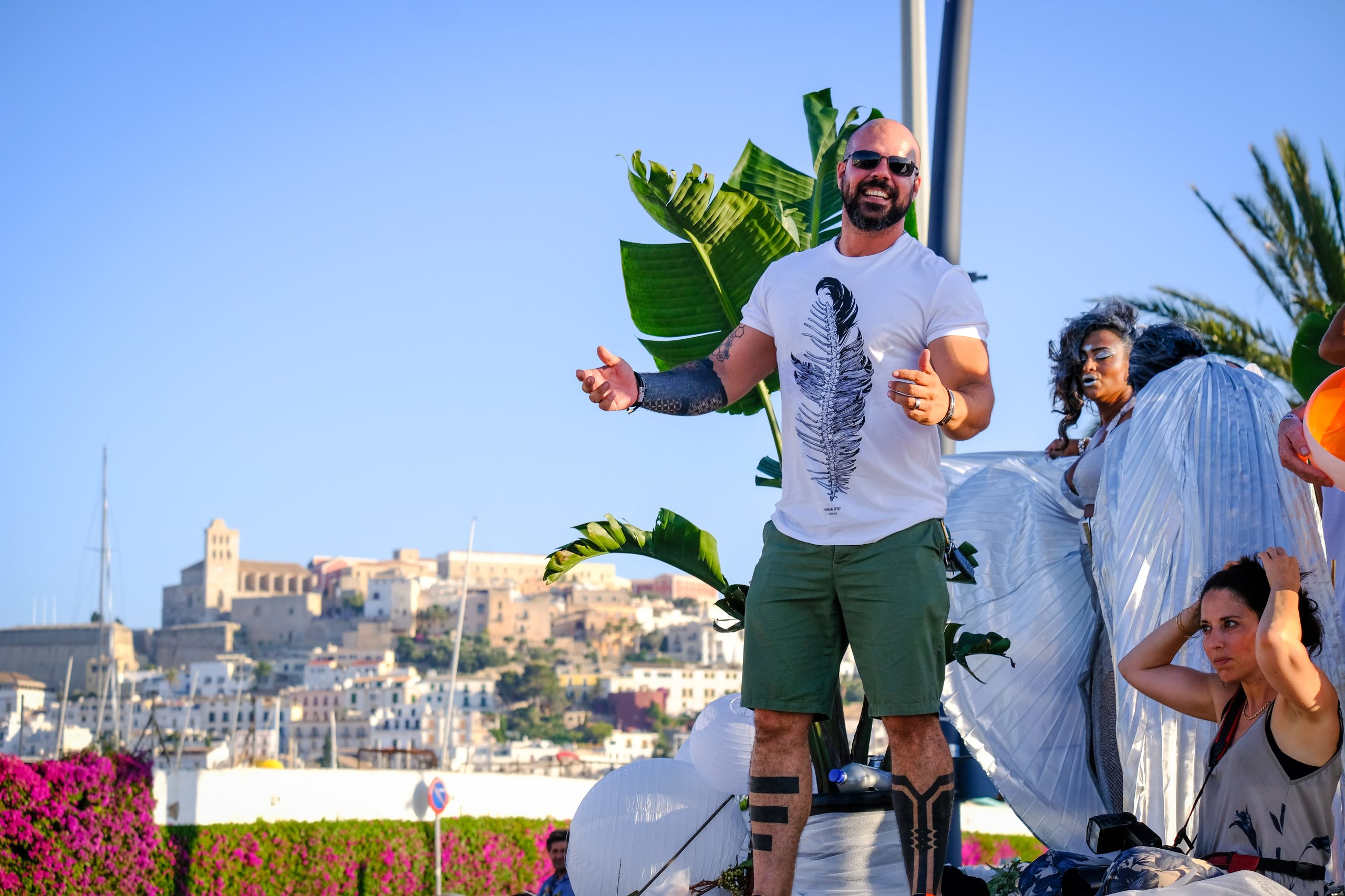 Marcha Ibiza Gay Pride. Tercera edición de este evento reivindicativo por los derechos del colectivo LGTB. Los participantes han recorrido las principales calles de la ciudad en un ambiente festivo a la par que reivindicativo portando una pancarta en la que se leía el lema del certamen de este año: ‘Ama y respeta’. La marcha se ha iniciado en la Cofradía de Pescadores del puerto de Ibiza para finalizar en un escenario situado en el martillo, en el monumento de los Corsarios del barrio de la Marina. Aquí el director del festival y presidente de la Asociación LGTB de Ibiza, Antonio Balibrea, y la vicepresidenta del Consell de Ibiza, Marta Díaz, han leído el manifiesto.