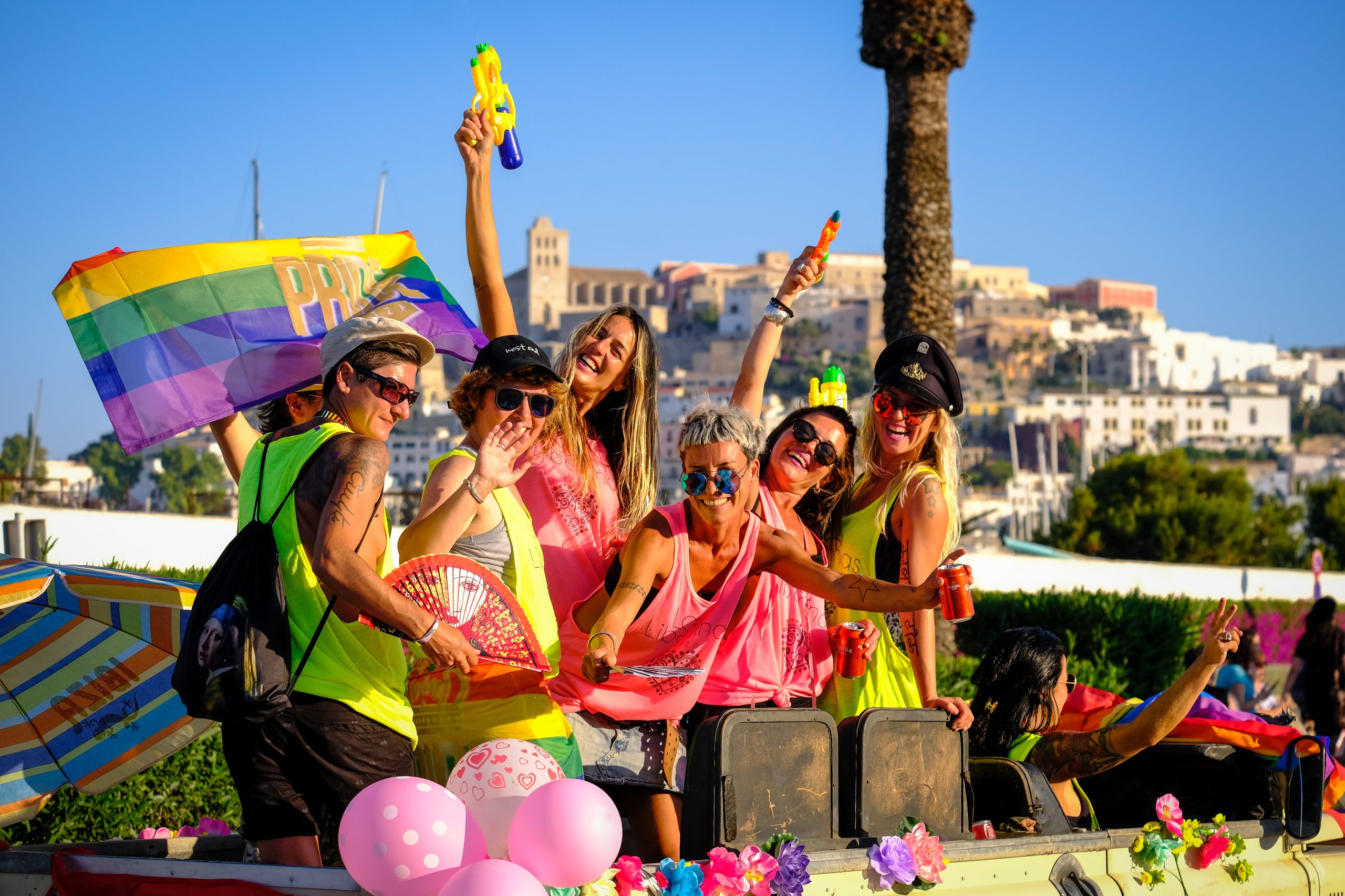 Marcha Ibiza Gay Pride. Tercera edición de este evento reivindicativo por los derechos del colectivo LGTB. Los participantes han recorrido las principales calles de la ciudad en un ambiente festivo a la par que reivindicativo portando una pancarta en la que se leía el lema del certamen de este año: ‘Ama y respeta’. La marcha se ha iniciado en la Cofradía de Pescadores del puerto de Ibiza para finalizar en un escenario situado en el martillo, en el monumento de los Corsarios del barrio de la Marina. Aquí el director del festival y presidente de la Asociación LGTB de Ibiza, Antonio Balibrea, y la vicepresidenta del Consell de Ibiza, Marta Díaz, han leído el manifiesto.
