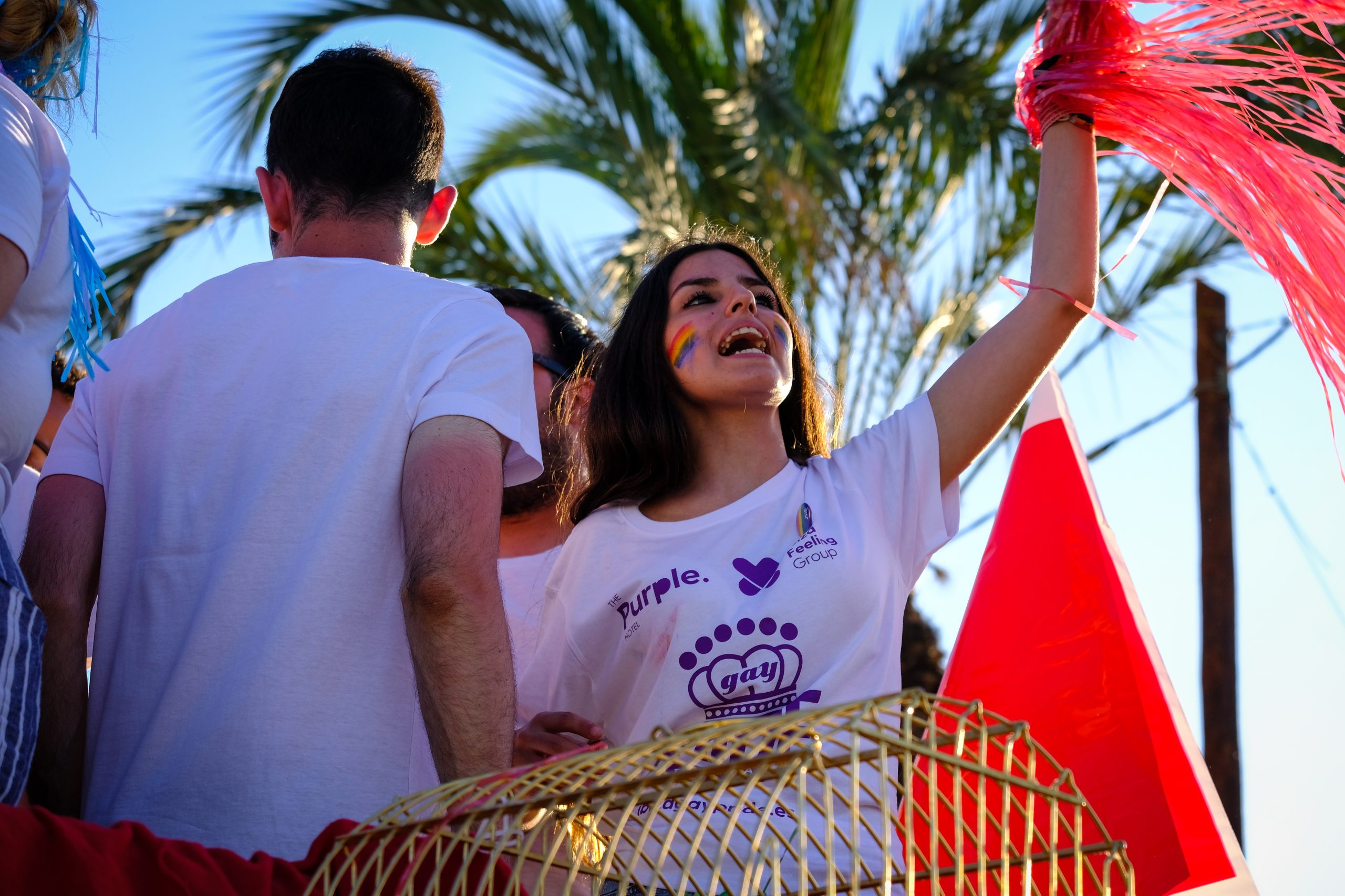 Marcha Ibiza Gay Pride. Tercera edición de este evento reivindicativo por los derechos del colectivo LGTB. Los participantes han recorrido las principales calles de la ciudad en un ambiente festivo a la par que reivindicativo portando una pancarta en la que se leía el lema del certamen de este año: ‘Ama y respeta’. La marcha se ha iniciado en la Cofradía de Pescadores del puerto de Ibiza para finalizar en un escenario situado en el martillo, en el monumento de los Corsarios del barrio de la Marina. Aquí el director del festival y presidente de la Asociación LGTB de Ibiza, Antonio Balibrea, y la vicepresidenta del Consell de Ibiza, Marta Díaz, han leído el manifiesto.