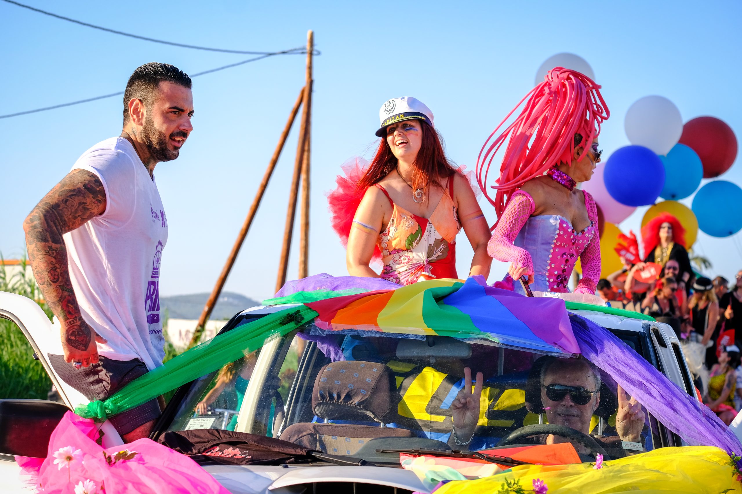 Marcha Ibiza Gay Pride. Tercera edición de este evento reivindicativo por los derechos del colectivo LGTB. Los participantes han recorrido las principales calles de la ciudad en un ambiente festivo a la par que reivindicativo portando una pancarta en la que se leía el lema del certamen de este año: ‘Ama y respeta’. La marcha se ha iniciado en la Cofradía de Pescadores del puerto de Ibiza para finalizar en un escenario situado en el martillo, en el monumento de los Corsarios del barrio de la Marina. Aquí el director del festival y presidente de la Asociación LGTB de Ibiza, Antonio Balibrea, y la vicepresidenta del Consell de Ibiza, Marta Díaz, han leído el manifiesto.