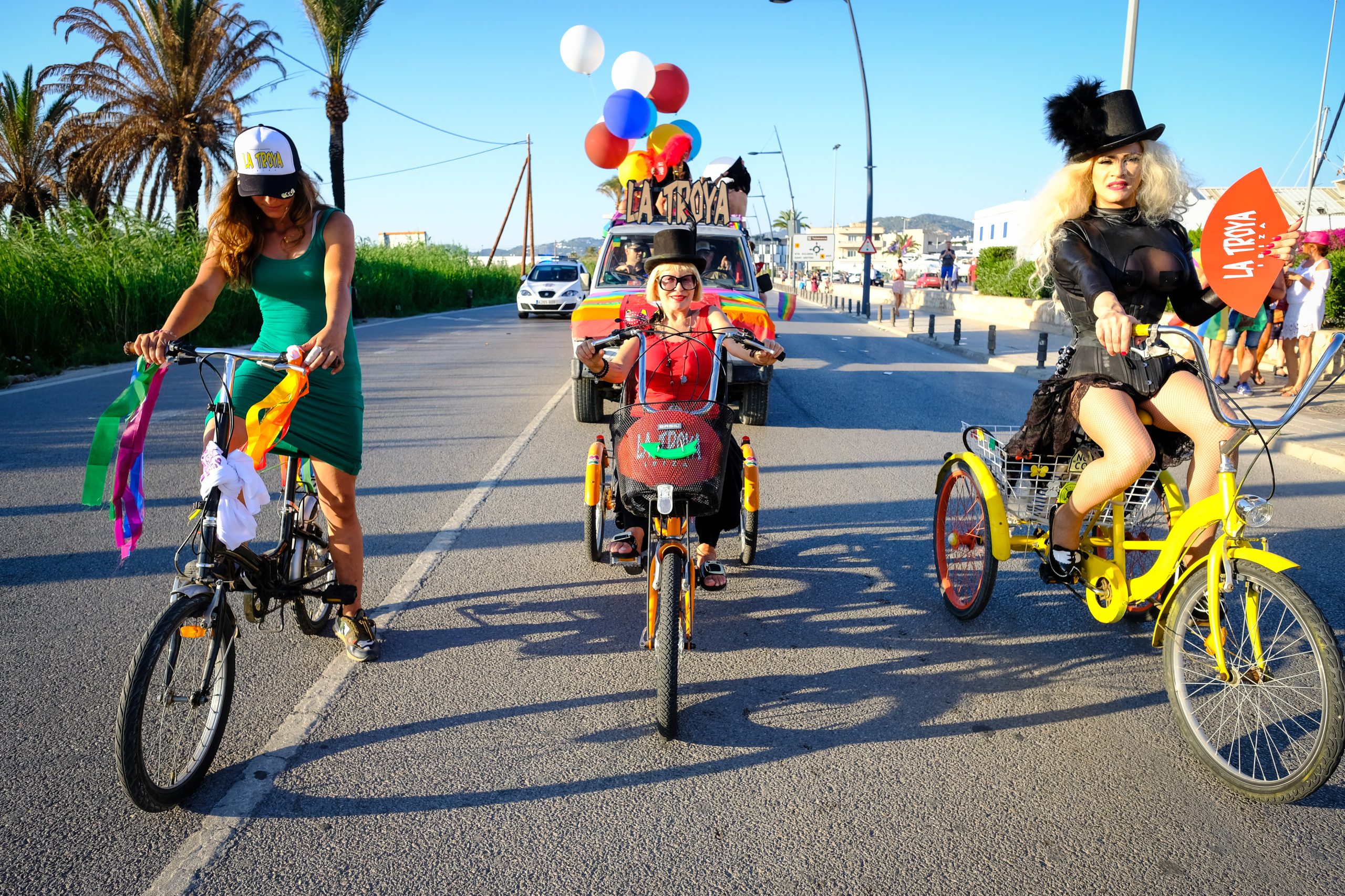 Marcha Ibiza Gay Pride. Tercera edición de este evento reivindicativo por los derechos del colectivo LGTB. Los participantes han recorrido las principales calles de la ciudad en un ambiente festivo a la par que reivindicativo portando una pancarta en la que se leía el lema del certamen de este año: ‘Ama y respeta’. La marcha se ha iniciado en la Cofradía de Pescadores del puerto de Ibiza para finalizar en un escenario situado en el martillo, en el monumento de los Corsarios del barrio de la Marina. Aquí el director del festival y presidente de la Asociación LGTB de Ibiza, Antonio Balibrea, y la vicepresidenta del Consell de Ibiza, Marta Díaz, han leído el manifiesto.