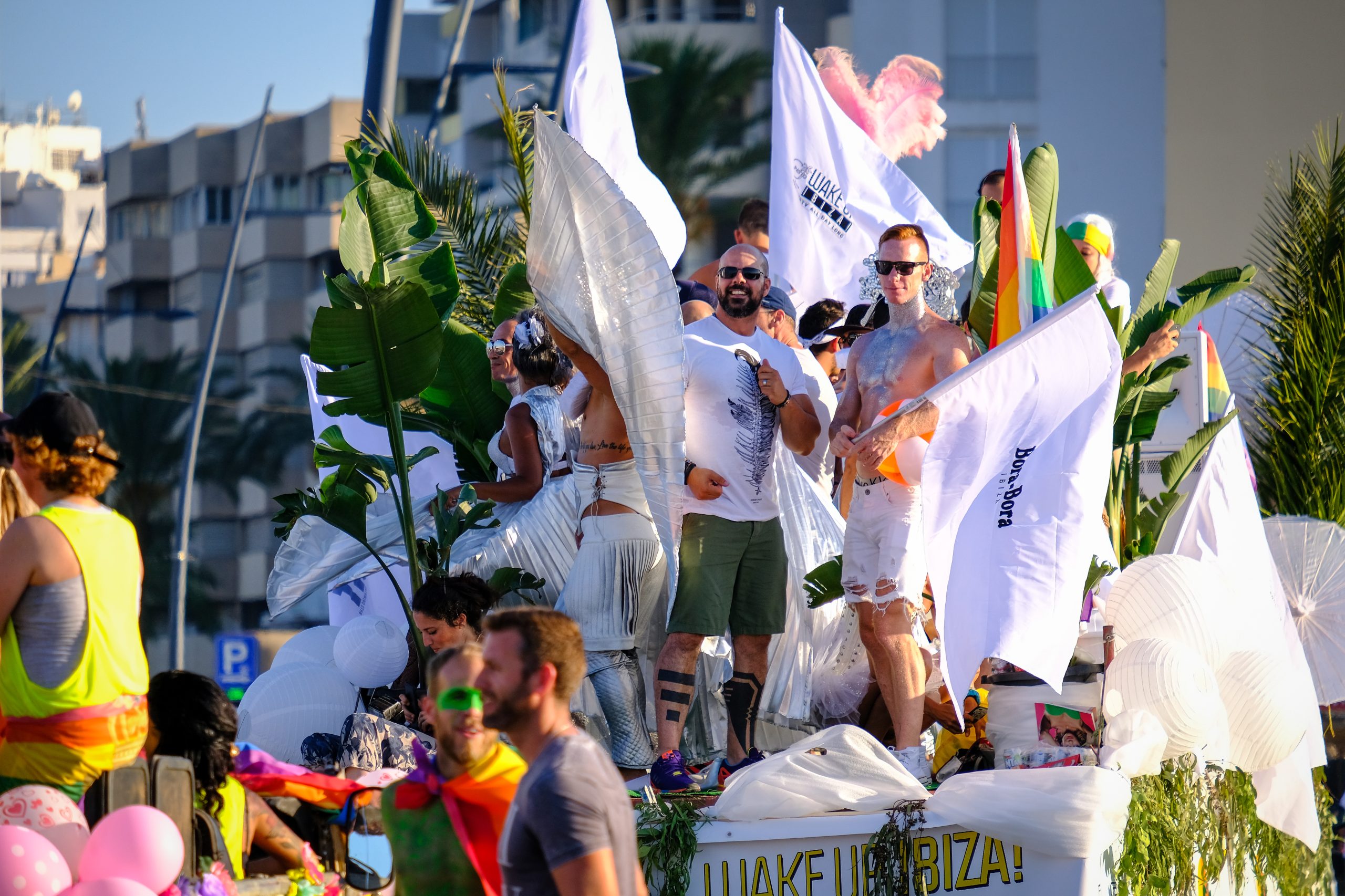 Marcha Ibiza Gay Pride. Tercera edición de este evento reivindicativo por los derechos del colectivo LGTB. Los participantes han recorrido las principales calles de la ciudad en un ambiente festivo a la par que reivindicativo portando una pancarta en la que se leía el lema del certamen de este año: ‘Ama y respeta’. La marcha se ha iniciado en la Cofradía de Pescadores del puerto de Ibiza para finalizar en un escenario situado en el martillo, en el monumento de los Corsarios del barrio de la Marina. Aquí el director del festival y presidente de la Asociación LGTB de Ibiza, Antonio Balibrea, y la vicepresidenta del Consell de Ibiza, Marta Díaz, han leído el manifiesto.
