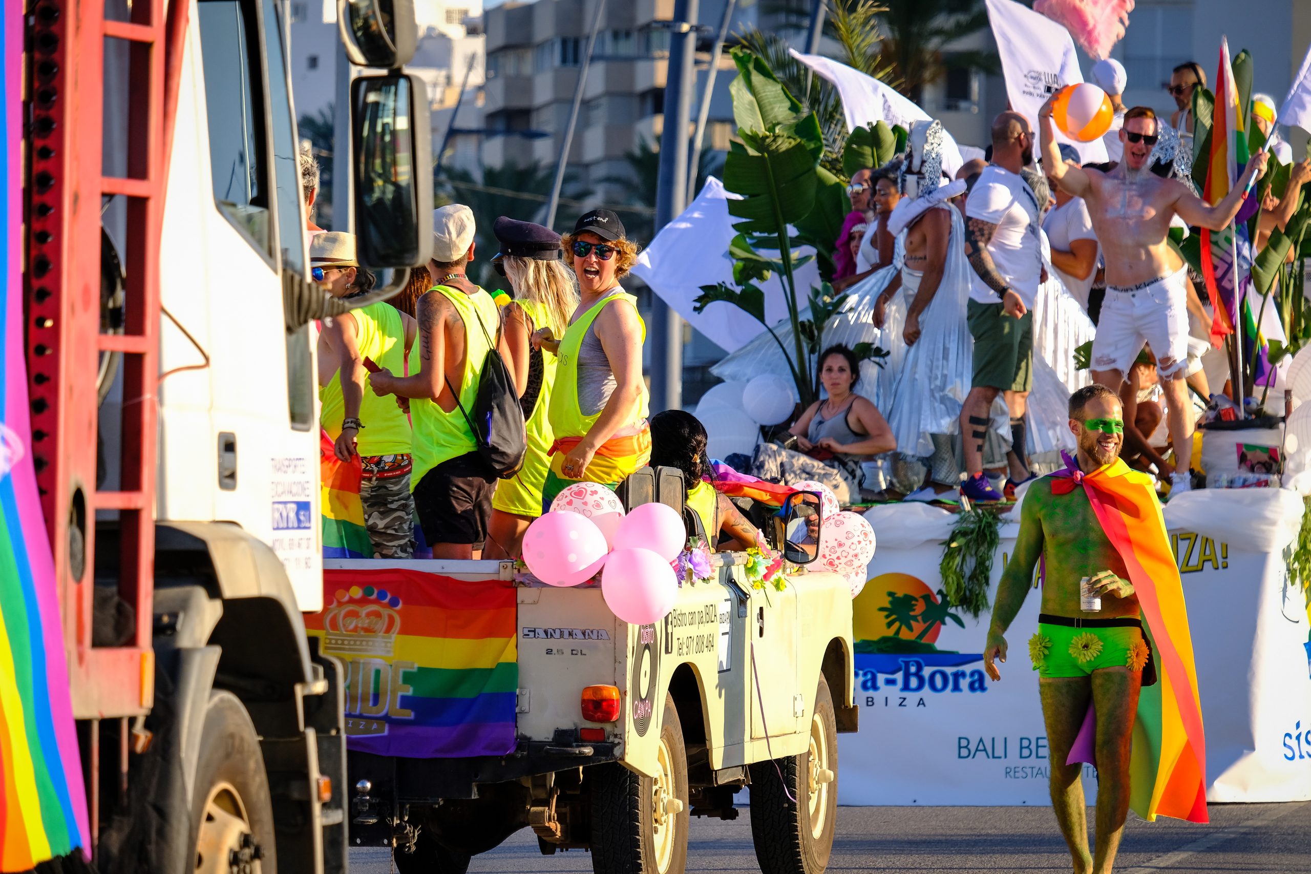 Marcha Ibiza Gay Pride. Tercera edición de este evento reivindicativo por los derechos del colectivo LGTB. Los participantes han recorrido las principales calles de la ciudad en un ambiente festivo a la par que reivindicativo portando una pancarta en la que se leía el lema del certamen de este año: ‘Ama y respeta’. La marcha se ha iniciado en la Cofradía de Pescadores del puerto de Ibiza para finalizar en un escenario situado en el martillo, en el monumento de los Corsarios del barrio de la Marina. Aquí el director del festival y presidente de la Asociación LGTB de Ibiza, Antonio Balibrea, y la vicepresidenta del Consell de Ibiza, Marta Díaz, han leído el manifiesto.
