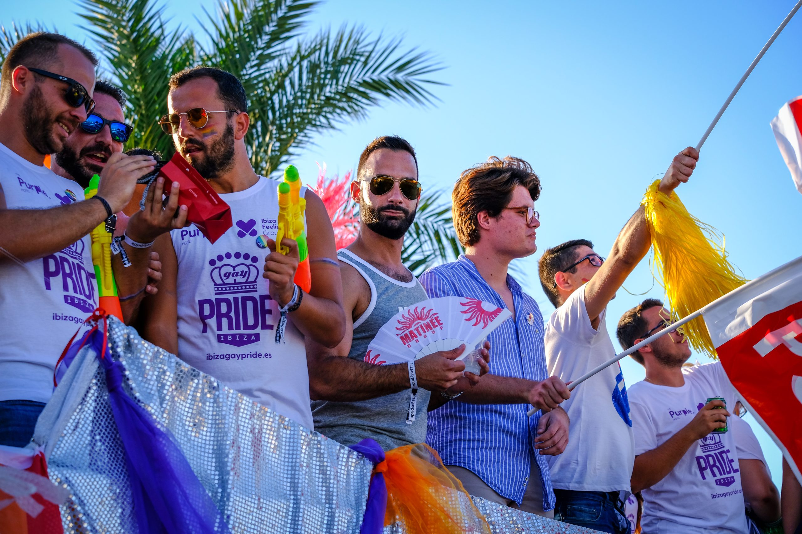 Marcha Ibiza Gay Pride. Tercera edición de este evento reivindicativo por los derechos del colectivo LGTB. Los participantes han recorrido las principales calles de la ciudad en un ambiente festivo a la par que reivindicativo portando una pancarta en la que se leía el lema del certamen de este año: ‘Ama y respeta’. La marcha se ha iniciado en la Cofradía de Pescadores del puerto de Ibiza para finalizar en un escenario situado en el martillo, en el monumento de los Corsarios del barrio de la Marina. Aquí el director del festival y presidente de la Asociación LGTB de Ibiza, Antonio Balibrea, y la vicepresidenta del Consell de Ibiza, Marta Díaz, han leído el manifiesto.