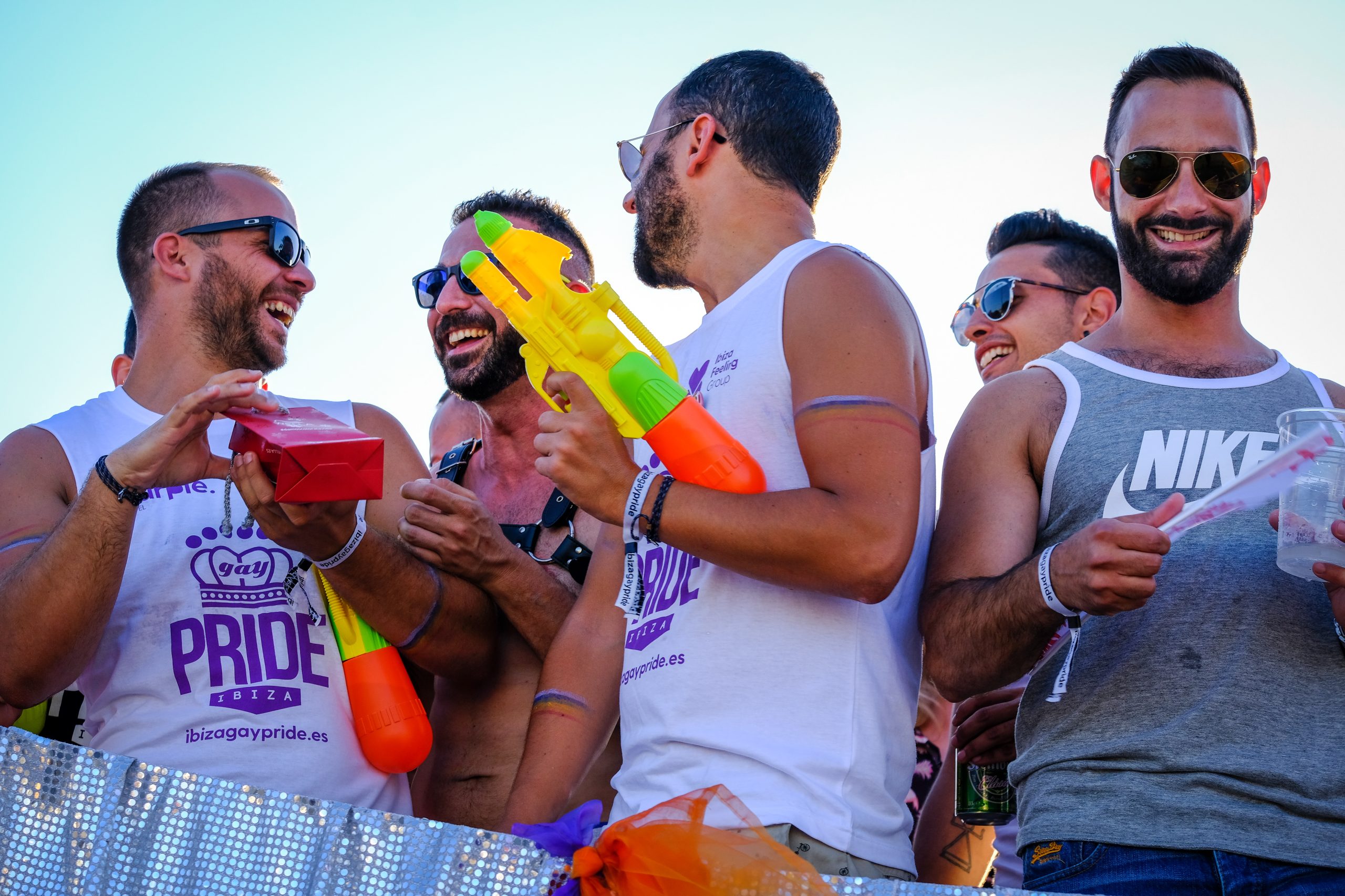 Marcha Ibiza Gay Pride. Tercera edición de este evento reivindicativo por los derechos del colectivo LGTB. Los participantes han recorrido las principales calles de la ciudad en un ambiente festivo a la par que reivindicativo portando una pancarta en la que se leía el lema del certamen de este año: ‘Ama y respeta’. La marcha se ha iniciado en la Cofradía de Pescadores del puerto de Ibiza para finalizar en un escenario situado en el martillo, en el monumento de los Corsarios del barrio de la Marina. Aquí el director del festival y presidente de la Asociación LGTB de Ibiza, Antonio Balibrea, y la vicepresidenta del Consell de Ibiza, Marta Díaz, han leído el manifiesto.
