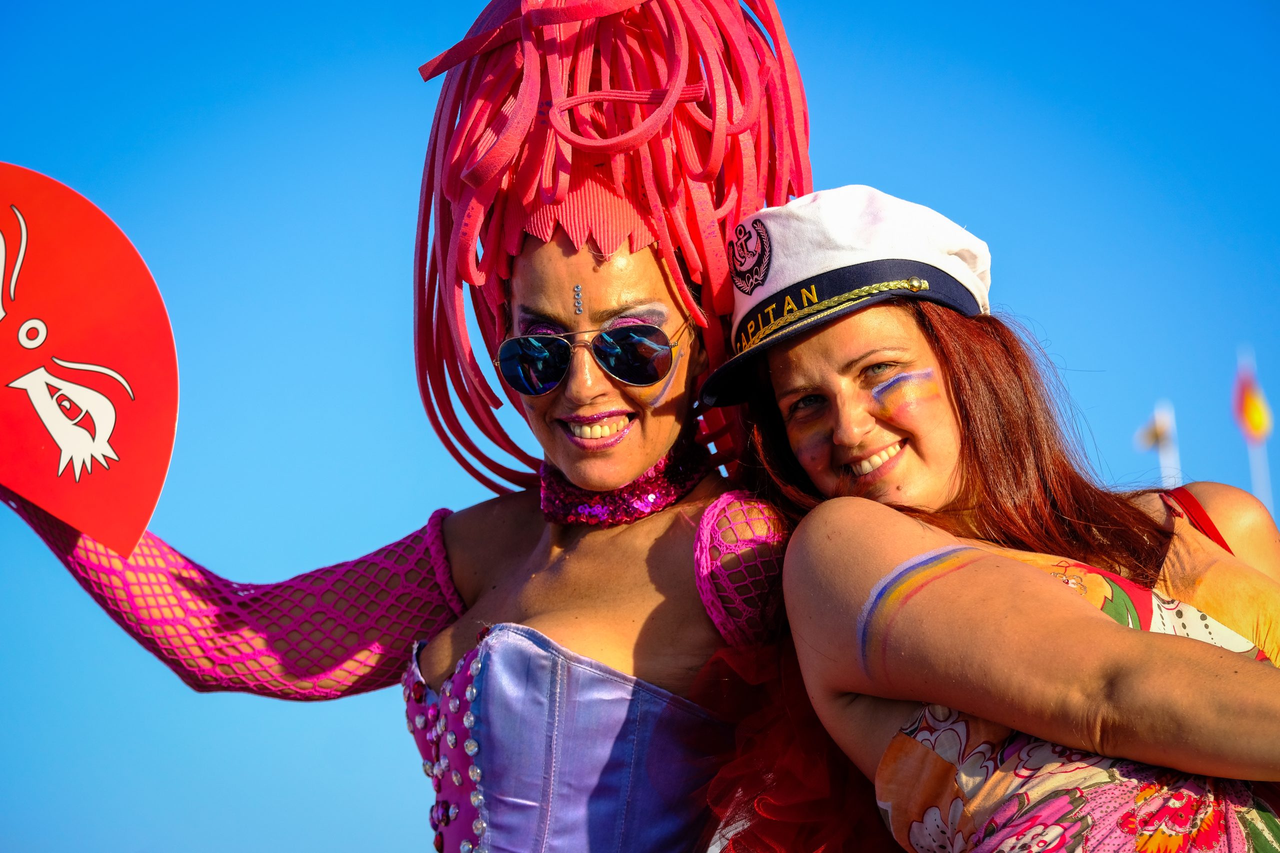 Marcha Ibiza Gay Pride. Tercera edición de este evento reivindicativo por los derechos del colectivo LGTB. Los participantes han recorrido las principales calles de la ciudad en un ambiente festivo a la par que reivindicativo portando una pancarta en la que se leía el lema del certamen de este año: ‘Ama y respeta’. La marcha se ha iniciado en la Cofradía de Pescadores del puerto de Ibiza para finalizar en un escenario situado en el martillo, en el monumento de los Corsarios del barrio de la Marina. Aquí el director del festival y presidente de la Asociación LGTB de Ibiza, Antonio Balibrea, y la vicepresidenta del Consell de Ibiza, Marta Díaz, han leído el manifiesto.