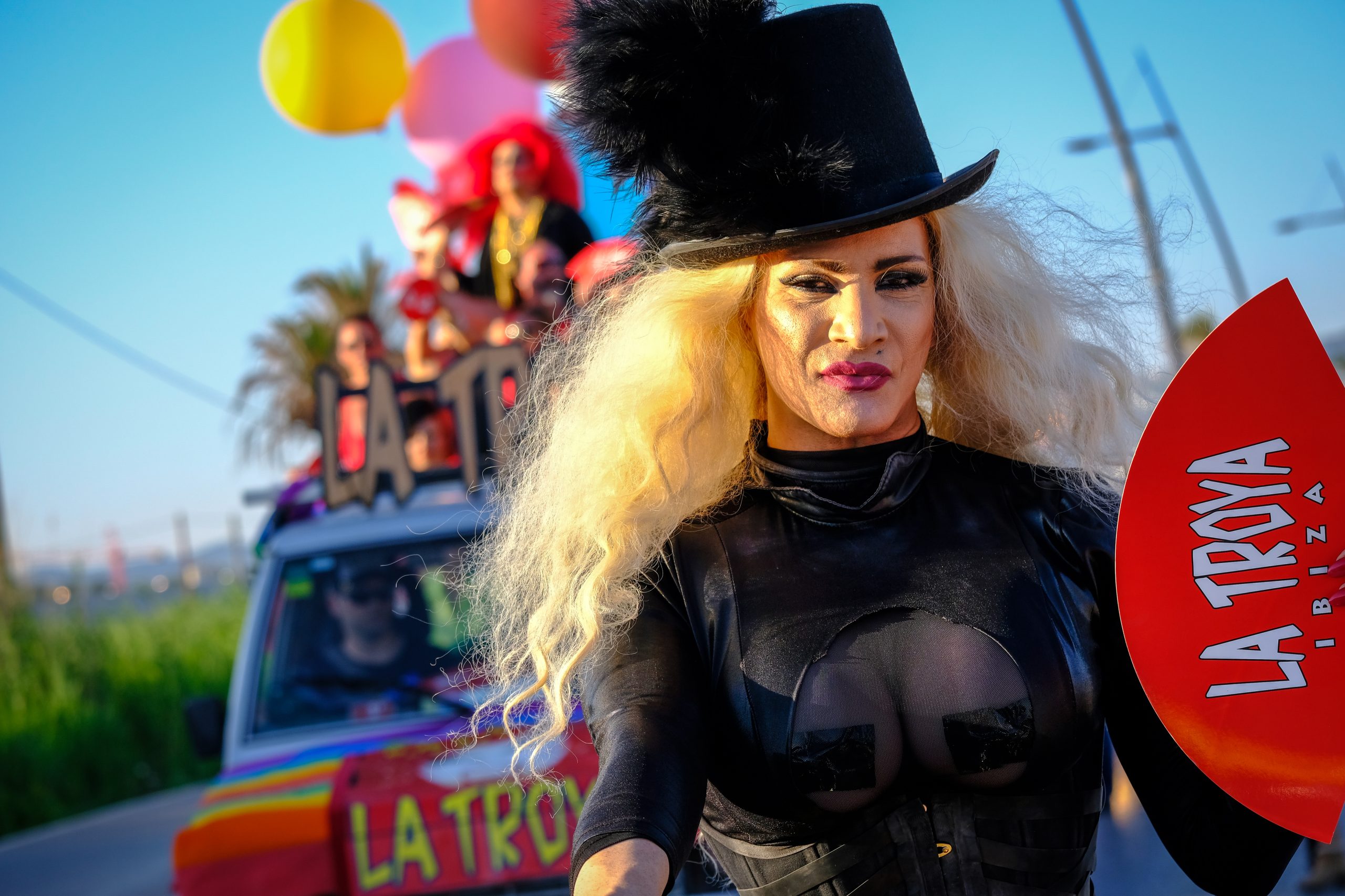 Marcha Ibiza Gay Pride. Tercera edición de este evento reivindicativo por los derechos del colectivo LGTB. Los participantes han recorrido las principales calles de la ciudad en un ambiente festivo a la par que reivindicativo portando una pancarta en la que se leía el lema del certamen de este año: ‘Ama y respeta’. La marcha se ha iniciado en la Cofradía de Pescadores del puerto de Ibiza para finalizar en un escenario situado en el martillo, en el monumento de los Corsarios del barrio de la Marina. Aquí el director del festival y presidente de la Asociación LGTB de Ibiza, Antonio Balibrea, y la vicepresidenta del Consell de Ibiza, Marta Díaz, han leído el manifiesto.