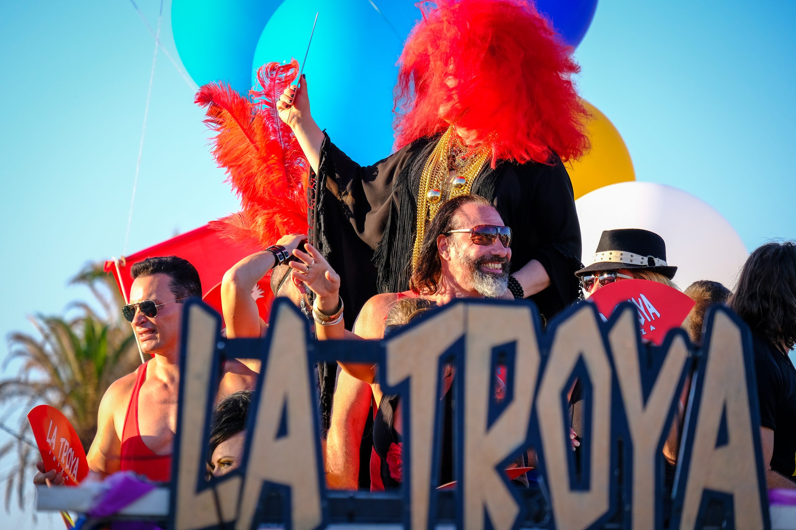 Marcha Ibiza Gay Pride. Tercera edición de este evento reivindicativo por los derechos del colectivo LGTB. Los participantes han recorrido las principales calles de la ciudad en un ambiente festivo a la par que reivindicativo portando una pancarta en la que se leía el lema del certamen de este año: ‘Ama y respeta’. La marcha se ha iniciado en la Cofradía de Pescadores del puerto de Ibiza para finalizar en un escenario situado en el martillo, en el monumento de los Corsarios del barrio de la Marina. Aquí el director del festival y presidente de la Asociación LGTB de Ibiza, Antonio Balibrea, y la vicepresidenta del Consell de Ibiza, Marta Díaz, han leído el manifiesto.