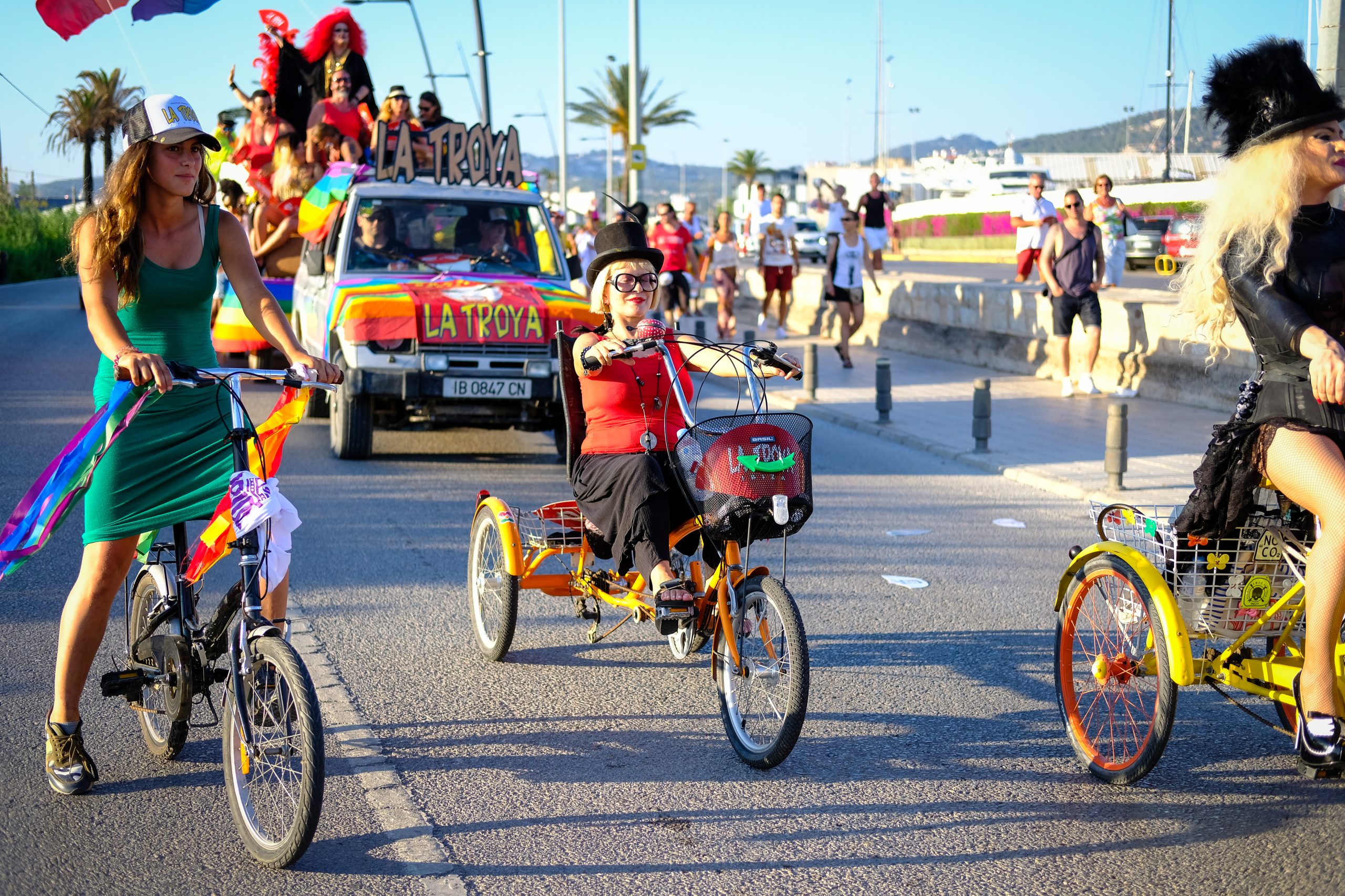 Marcha Ibiza Gay Pride. Tercera edición de este evento reivindicativo por los derechos del colectivo LGTB. Los participantes han recorrido las principales calles de la ciudad en un ambiente festivo a la par que reivindicativo portando una pancarta en la que se leía el lema del certamen de este año: ‘Ama y respeta’. La marcha se ha iniciado en la Cofradía de Pescadores del puerto de Ibiza para finalizar en un escenario situado en el martillo, en el monumento de los Corsarios del barrio de la Marina. Aquí el director del festival y presidente de la Asociación LGTB de Ibiza, Antonio Balibrea, y la vicepresidenta del Consell de Ibiza, Marta Díaz, han leído el manifiesto.