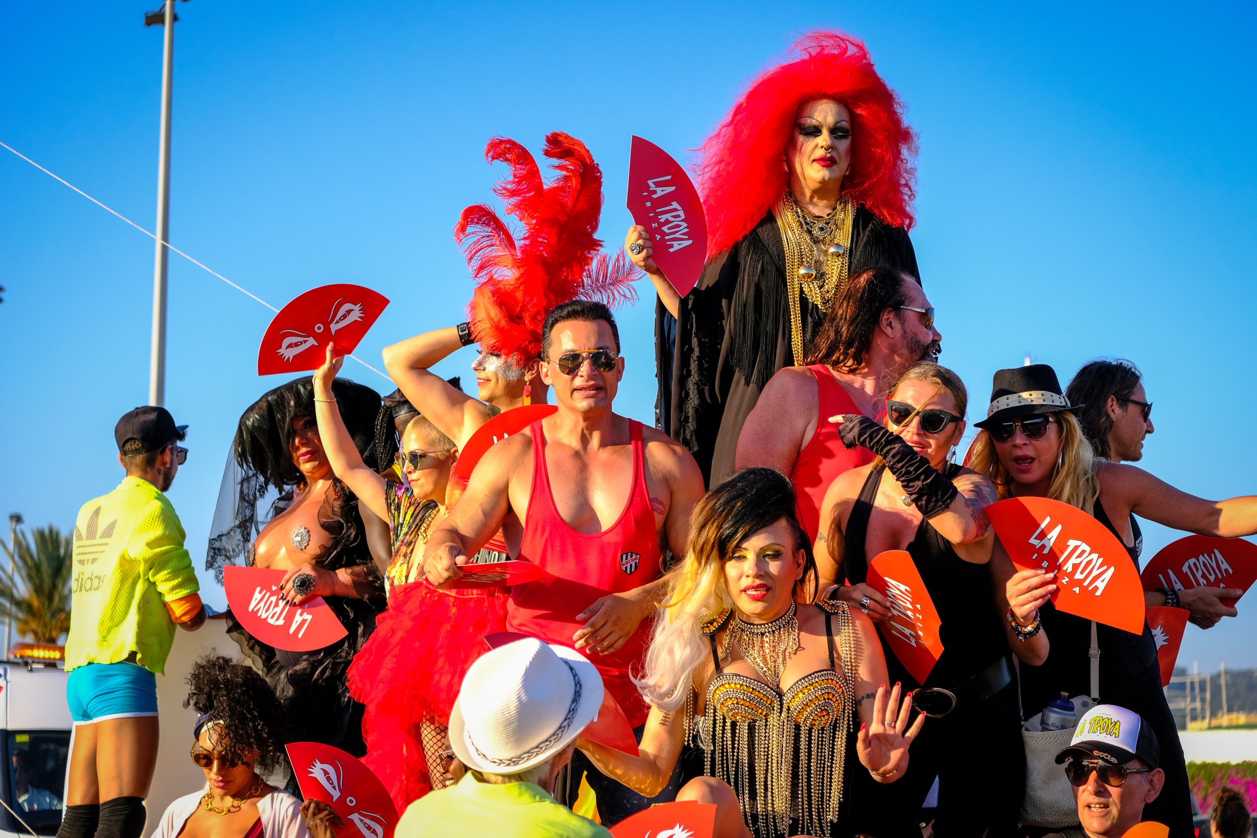 Marcha Ibiza Gay Pride. Tercera edición de este evento reivindicativo por los derechos del colectivo LGTB. Los participantes han recorrido las principales calles de la ciudad en un ambiente festivo a la par que reivindicativo portando una pancarta en la que se leía el lema del certamen de este año: ‘Ama y respeta’. La marcha se ha iniciado en la Cofradía de Pescadores del puerto de Ibiza para finalizar en un escenario situado en el martillo, en el monumento de los Corsarios del barrio de la Marina. Aquí el director del festival y presidente de la Asociación LGTB de Ibiza, Antonio Balibrea, y la vicepresidenta del Consell de Ibiza, Marta Díaz, han leído el manifiesto.