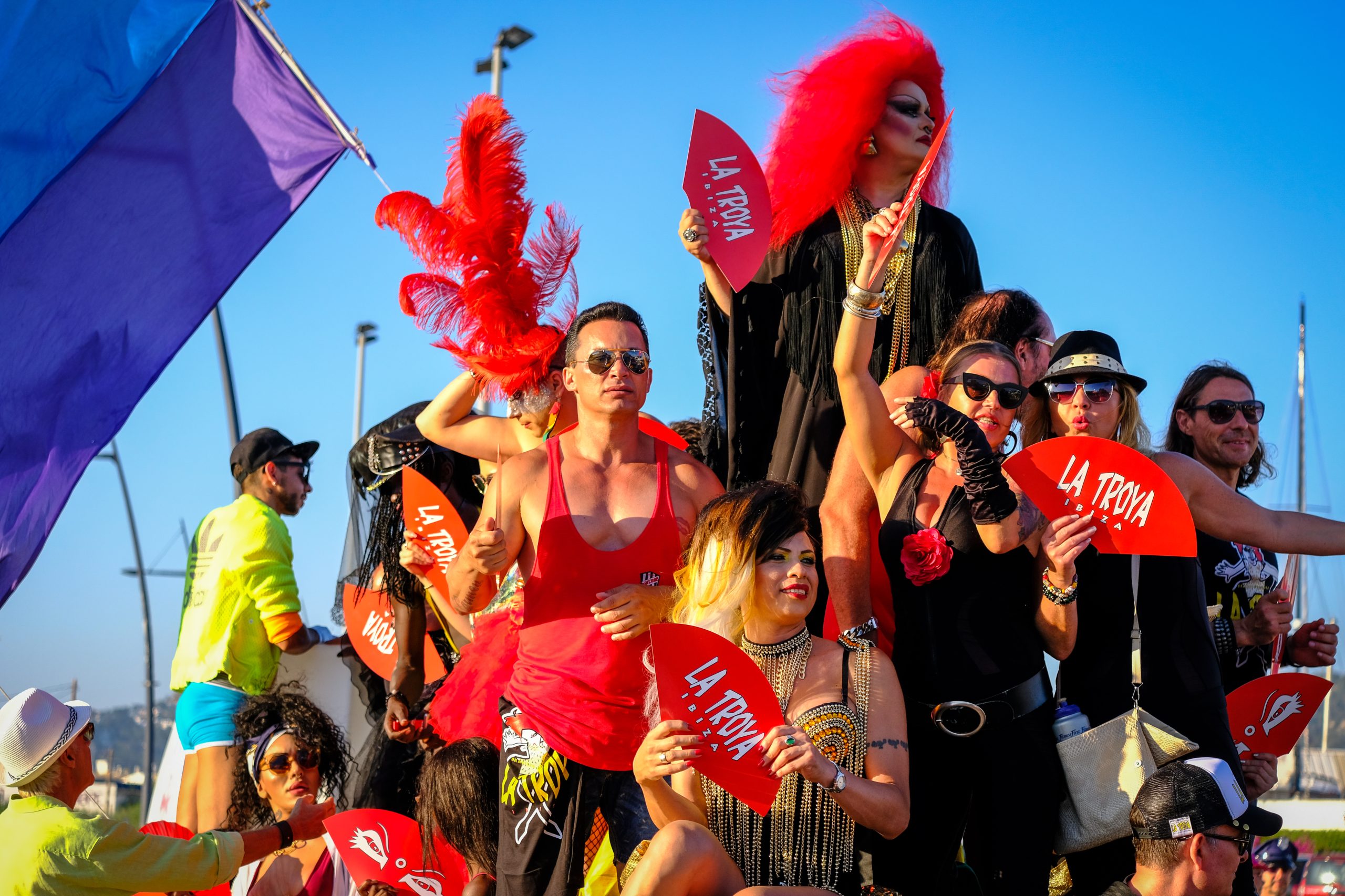 Marcha Ibiza Gay Pride. Tercera edición de este evento reivindicativo por los derechos del colectivo LGTB. Los participantes han recorrido las principales calles de la ciudad en un ambiente festivo a la par que reivindicativo portando una pancarta en la que se leía el lema del certamen de este año: ‘Ama y respeta’. La marcha se ha iniciado en la Cofradía de Pescadores del puerto de Ibiza para finalizar en un escenario situado en el martillo, en el monumento de los Corsarios del barrio de la Marina. Aquí el director del festival y presidente de la Asociación LGTB de Ibiza, Antonio Balibrea, y la vicepresidenta del Consell de Ibiza, Marta Díaz, han leído el manifiesto.