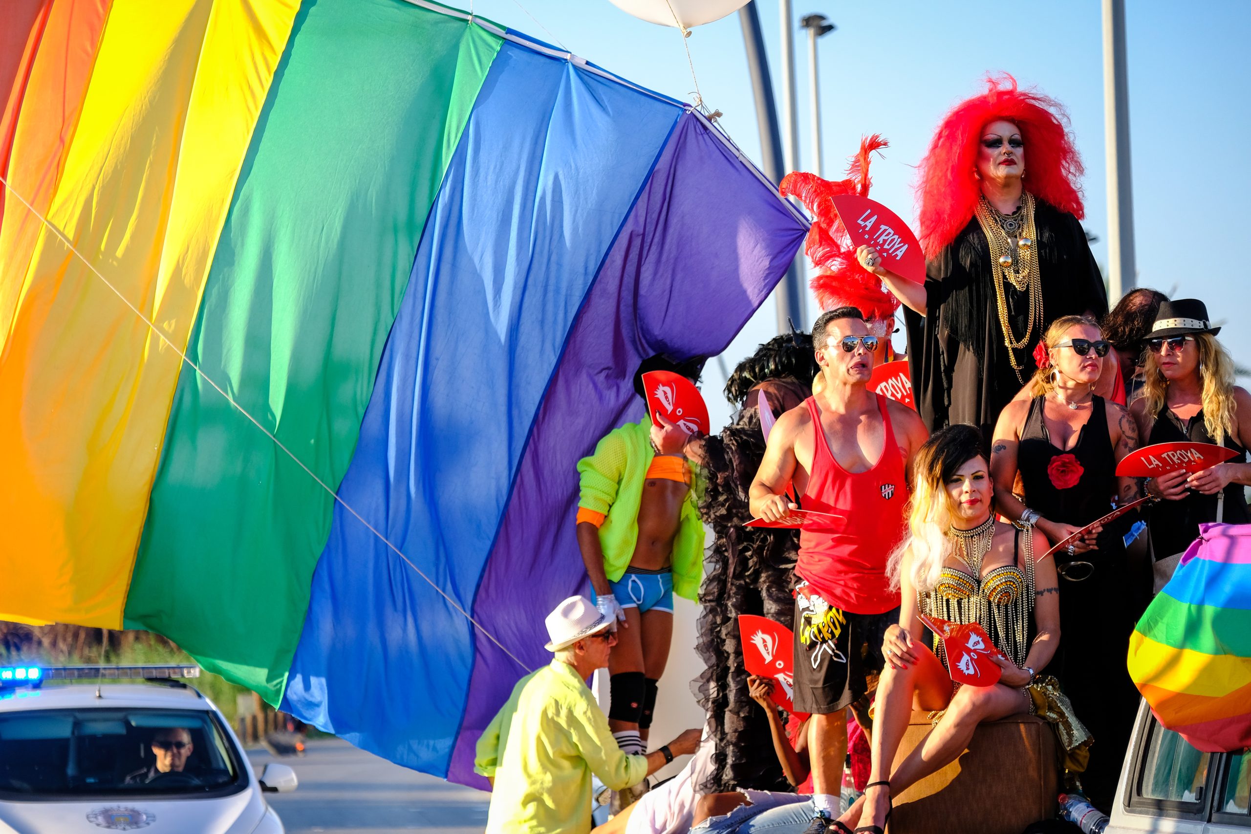 Marcha Ibiza Gay Pride. Tercera edición de este evento reivindicativo por los derechos del colectivo LGTB. Los participantes han recorrido las principales calles de la ciudad en un ambiente festivo a la par que reivindicativo portando una pancarta en la que se leía el lema del certamen de este año: ‘Ama y respeta’. La marcha se ha iniciado en la Cofradía de Pescadores del puerto de Ibiza para finalizar en un escenario situado en el martillo, en el monumento de los Corsarios del barrio de la Marina. Aquí el director del festival y presidente de la Asociación LGTB de Ibiza, Antonio Balibrea, y la vicepresidenta del Consell de Ibiza, Marta Díaz, han leído el manifiesto.
