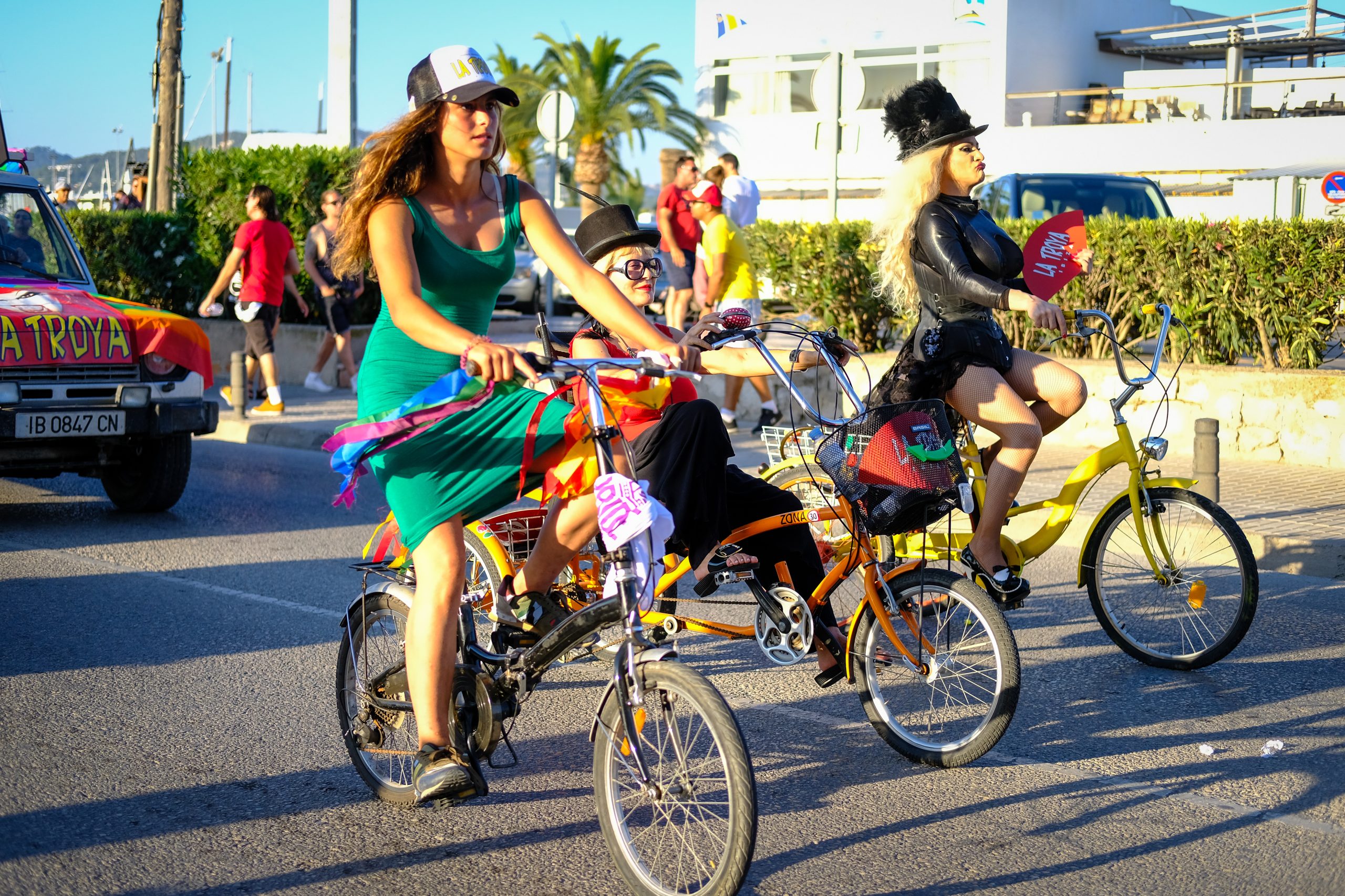 Marcha Ibiza Gay Pride. Tercera edición de este evento reivindicativo por los derechos del colectivo LGTB. Los participantes han recorrido las principales calles de la ciudad en un ambiente festivo a la par que reivindicativo portando una pancarta en la que se leía el lema del certamen de este año: ‘Ama y respeta’. La marcha se ha iniciado en la Cofradía de Pescadores del puerto de Ibiza para finalizar en un escenario situado en el martillo, en el monumento de los Corsarios del barrio de la Marina. Aquí el director del festival y presidente de la Asociación LGTB de Ibiza, Antonio Balibrea, y la vicepresidenta del Consell de Ibiza, Marta Díaz, han leído el manifiesto.
