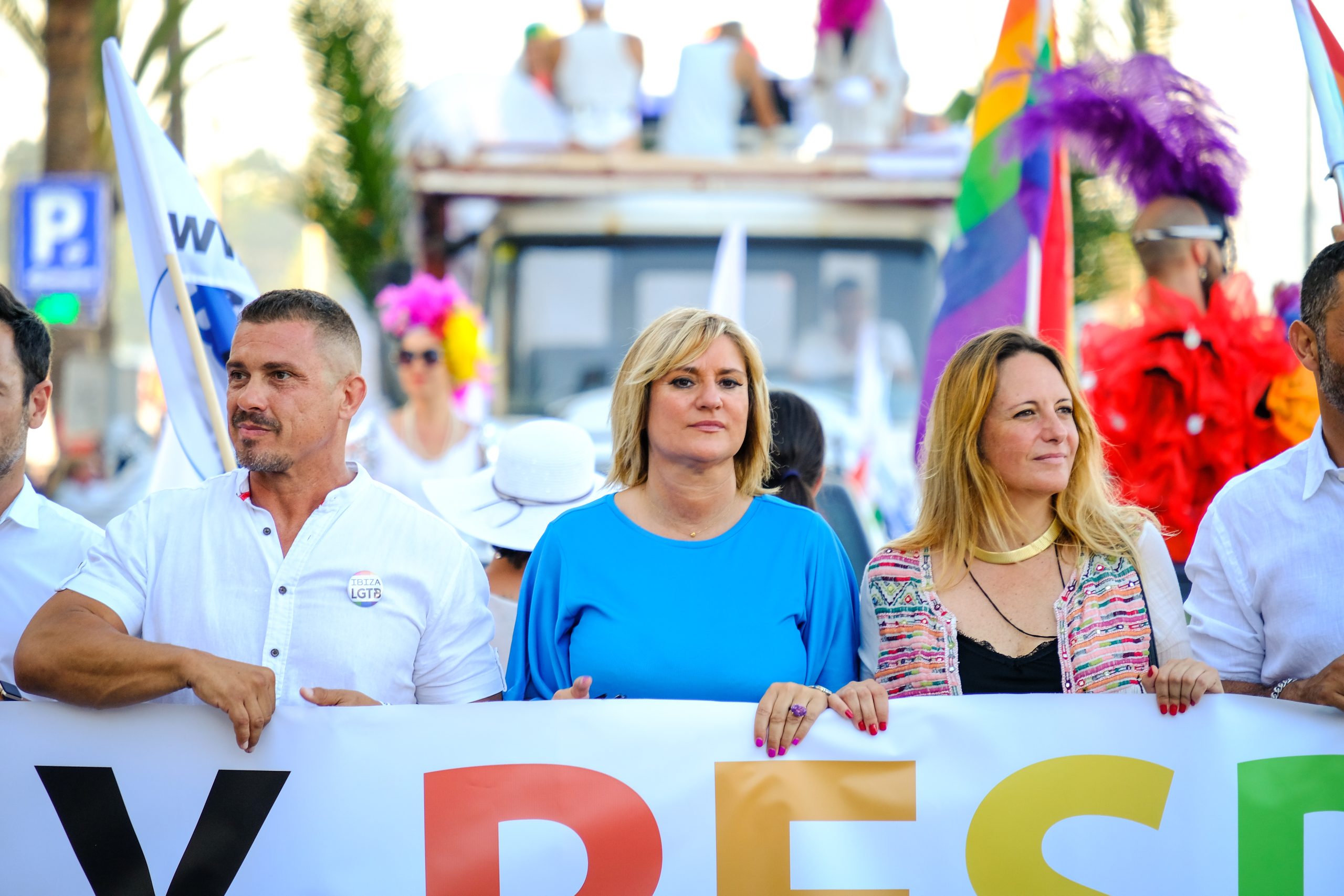 Marcha Ibiza Gay Pride. Tercera edición de este evento reivindicativo por los derechos del colectivo LGTB. Los participantes han recorrido las principales calles de la ciudad en un ambiente festivo a la par que reivindicativo portando una pancarta en la que se leía el lema del certamen de este año: ‘Ama y respeta’. La marcha se ha iniciado en la Cofradía de Pescadores del puerto de Ibiza para finalizar en un escenario situado en el martillo, en el monumento de los Corsarios del barrio de la Marina. Aquí el director del festival y presidente de la Asociación LGTB de Ibiza, Antonio Balibrea, y la vicepresidenta del Consell de Ibiza, Marta Díaz, han leído el manifiesto.