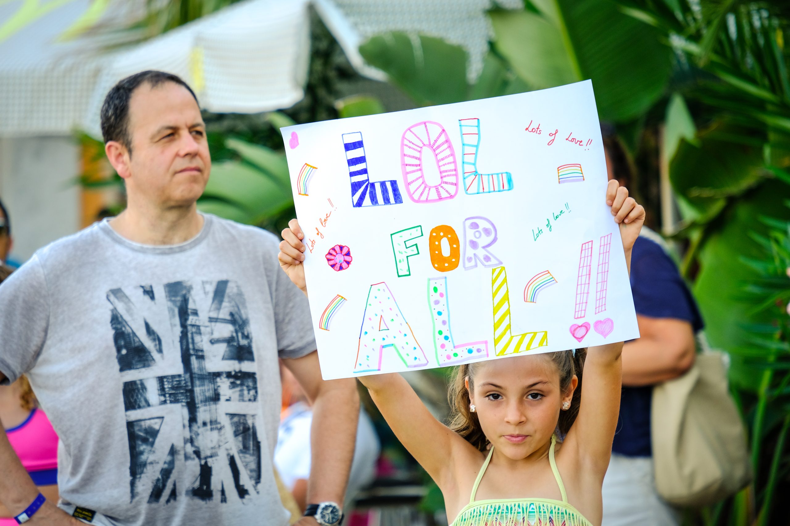 Marcha Ibiza Gay Pride. Tercera edición de este evento reivindicativo por los derechos del colectivo LGTB. Los participantes han recorrido las principales calles de la ciudad en un ambiente festivo a la par que reivindicativo portando una pancarta en la que se leía el lema del certamen de este año: ‘Ama y respeta’. La marcha se ha iniciado en la Cofradía de Pescadores del puerto de Ibiza para finalizar en un escenario situado en el martillo, en el monumento de los Corsarios del barrio de la Marina. Aquí el director del festival y presidente de la Asociación LGTB de Ibiza, Antonio Balibrea, y la vicepresidenta del Consell de Ibiza, Marta Díaz, han leído el manifiesto.