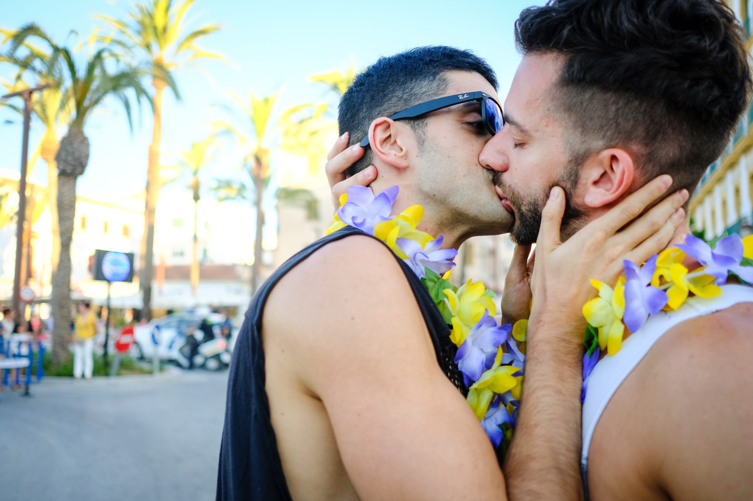 Marcha Ibiza Gay Pride. Tercera edición de este evento reivindicativo por los derechos del colectivo LGTB. Los participantes han recorrido las principales calles de la ciudad en un ambiente festivo a la par que reivindicativo portando una pancarta en la que se leía el lema del certamen de este año: ‘Ama y respeta’. La marcha se ha iniciado en la Cofradía de Pescadores del puerto de Ibiza para finalizar en un escenario situado en el martillo, en el monumento de los Corsarios del barrio de la Marina. Aquí el director del festival y presidente de la Asociación LGTB de Ibiza, Antonio Balibrea, y la vicepresidenta del Consell de Ibiza, Marta Díaz, han leído el manifiesto.