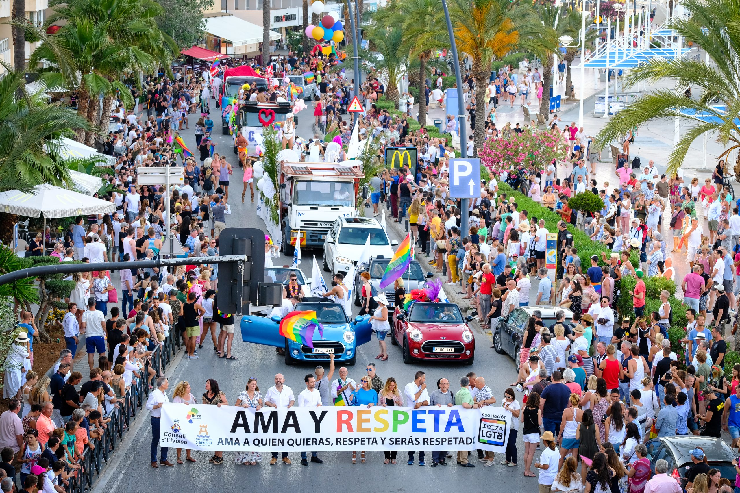 Marcha Ibiza Gay Pride. Tercera edición de este evento reivindicativo por los derechos del colectivo LGTB. Los participantes han recorrido las principales calles de la ciudad en un ambiente festivo a la par que reivindicativo portando una pancarta en la que se leía el lema del certamen de este año: ‘Ama y respeta’. La marcha se ha iniciado en la Cofradía de Pescadores del puerto de Ibiza para finalizar en un escenario situado en el martillo, en el monumento de los Corsarios del barrio de la Marina. Aquí el director del festival y presidente de la Asociación LGTB de Ibiza, Antonio Balibrea, y la vicepresidenta del Consell de Ibiza, Marta Díaz, han leído el manifiesto.