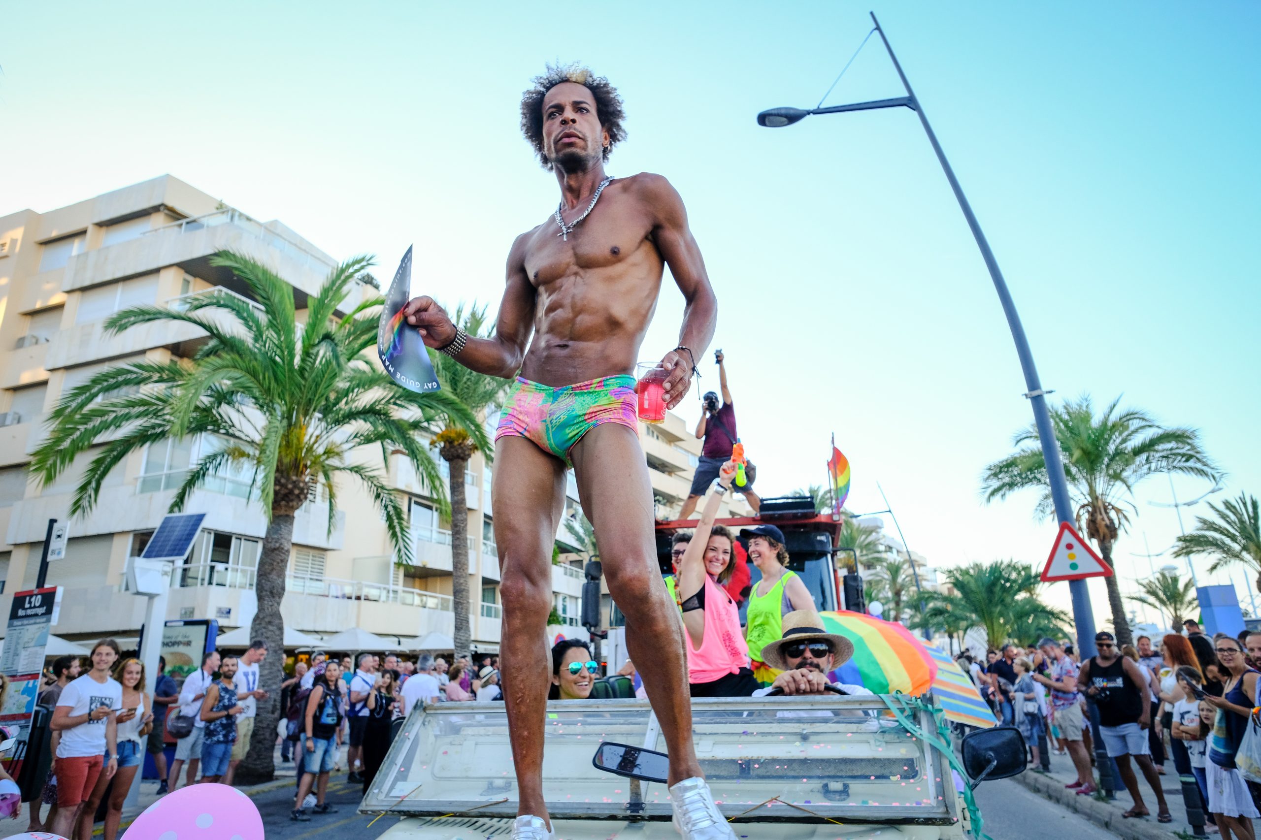 Marcha Ibiza Gay Pride. Tercera edición de este evento reivindicativo por los derechos del colectivo LGTB. Los participantes han recorrido las principales calles de la ciudad en un ambiente festivo a la par que reivindicativo portando una pancarta en la que se leía el lema del certamen de este año: ‘Ama y respeta’. La marcha se ha iniciado en la Cofradía de Pescadores del puerto de Ibiza para finalizar en un escenario situado en el martillo, en el monumento de los Corsarios del barrio de la Marina. Aquí el director del festival y presidente de la Asociación LGTB de Ibiza, Antonio Balibrea, y la vicepresidenta del Consell de Ibiza, Marta Díaz, han leído el manifiesto.