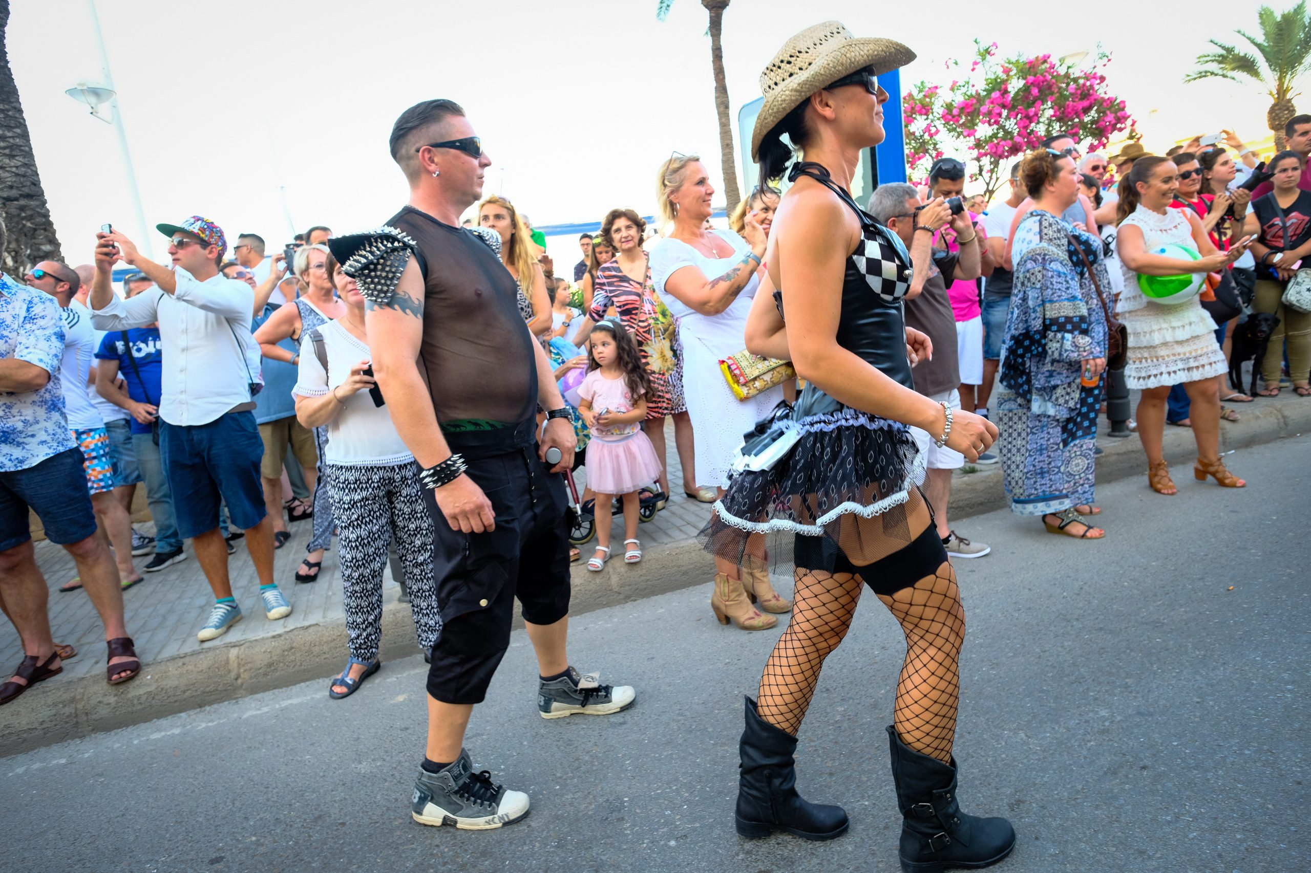 Marcha Ibiza Gay Pride. Tercera edición de este evento reivindicativo por los derechos del colectivo LGTB. Los participantes han recorrido las principales calles de la ciudad en un ambiente festivo a la par que reivindicativo portando una pancarta en la que se leía el lema del certamen de este año: ‘Ama y respeta’. La marcha se ha iniciado en la Cofradía de Pescadores del puerto de Ibiza para finalizar en un escenario situado en el martillo, en el monumento de los Corsarios del barrio de la Marina. Aquí el director del festival y presidente de la Asociación LGTB de Ibiza, Antonio Balibrea, y la vicepresidenta del Consell de Ibiza, Marta Díaz, han leído el manifiesto.