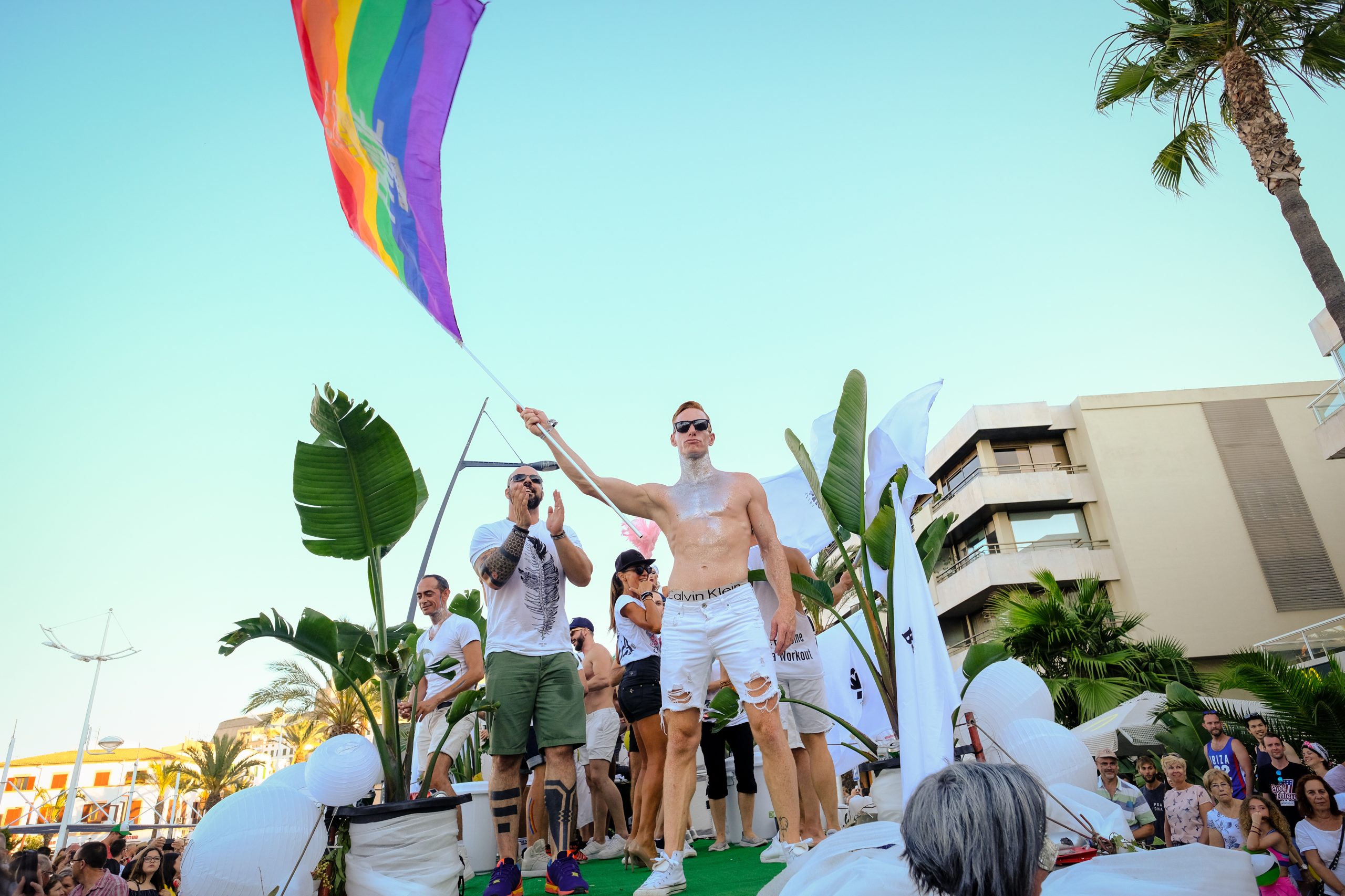 Marcha Ibiza Gay Pride. Tercera edición de este evento reivindicativo por los derechos del colectivo LGTB. Los participantes han recorrido las principales calles de la ciudad en un ambiente festivo a la par que reivindicativo portando una pancarta en la que se leía el lema del certamen de este año: ‘Ama y respeta’. La marcha se ha iniciado en la Cofradía de Pescadores del puerto de Ibiza para finalizar en un escenario situado en el martillo, en el monumento de los Corsarios del barrio de la Marina. Aquí el director del festival y presidente de la Asociación LGTB de Ibiza, Antonio Balibrea, y la vicepresidenta del Consell de Ibiza, Marta Díaz, han leído el manifiesto.