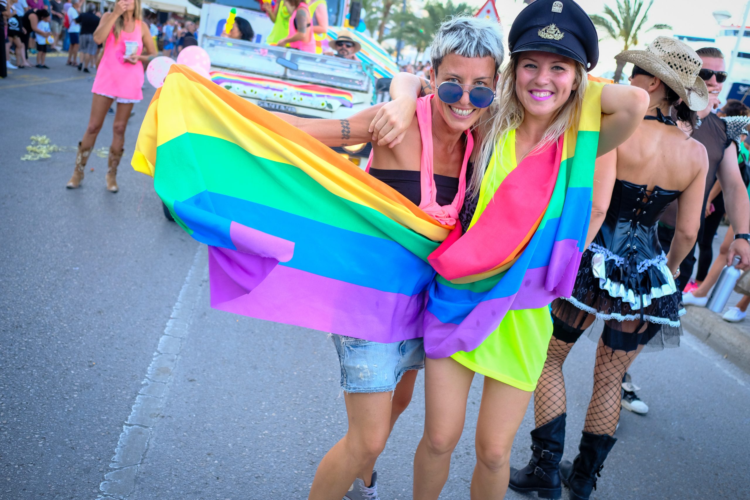 Marcha Ibiza Gay Pride. Tercera edición de este evento reivindicativo por los derechos del colectivo LGTB. Los participantes han recorrido las principales calles de la ciudad en un ambiente festivo a la par que reivindicativo portando una pancarta en la que se leía el lema del certamen de este año: ‘Ama y respeta’. La marcha se ha iniciado en la Cofradía de Pescadores del puerto de Ibiza para finalizar en un escenario situado en el martillo, en el monumento de los Corsarios del barrio de la Marina. Aquí el director del festival y presidente de la Asociación LGTB de Ibiza, Antonio Balibrea, y la vicepresidenta del Consell de Ibiza, Marta Díaz, han leído el manifiesto.