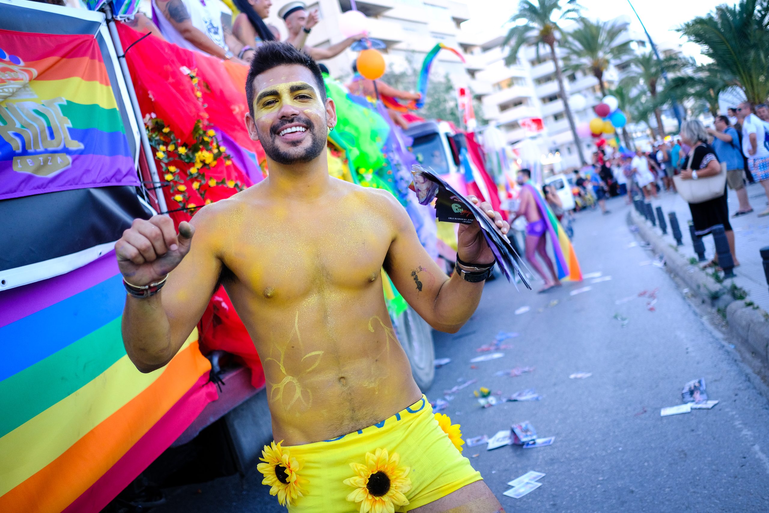 Marcha Ibiza Gay Pride. Tercera edición de este evento reivindicativo por los derechos del colectivo LGTB. Los participantes han recorrido las principales calles de la ciudad en un ambiente festivo a la par que reivindicativo portando una pancarta en la que se leía el lema del certamen de este año: ‘Ama y respeta’. La marcha se ha iniciado en la Cofradía de Pescadores del puerto de Ibiza para finalizar en un escenario situado en el martillo, en el monumento de los Corsarios del barrio de la Marina. Aquí el director del festival y presidente de la Asociación LGTB de Ibiza, Antonio Balibrea, y la vicepresidenta del Consell de Ibiza, Marta Díaz, han leído el manifiesto.
