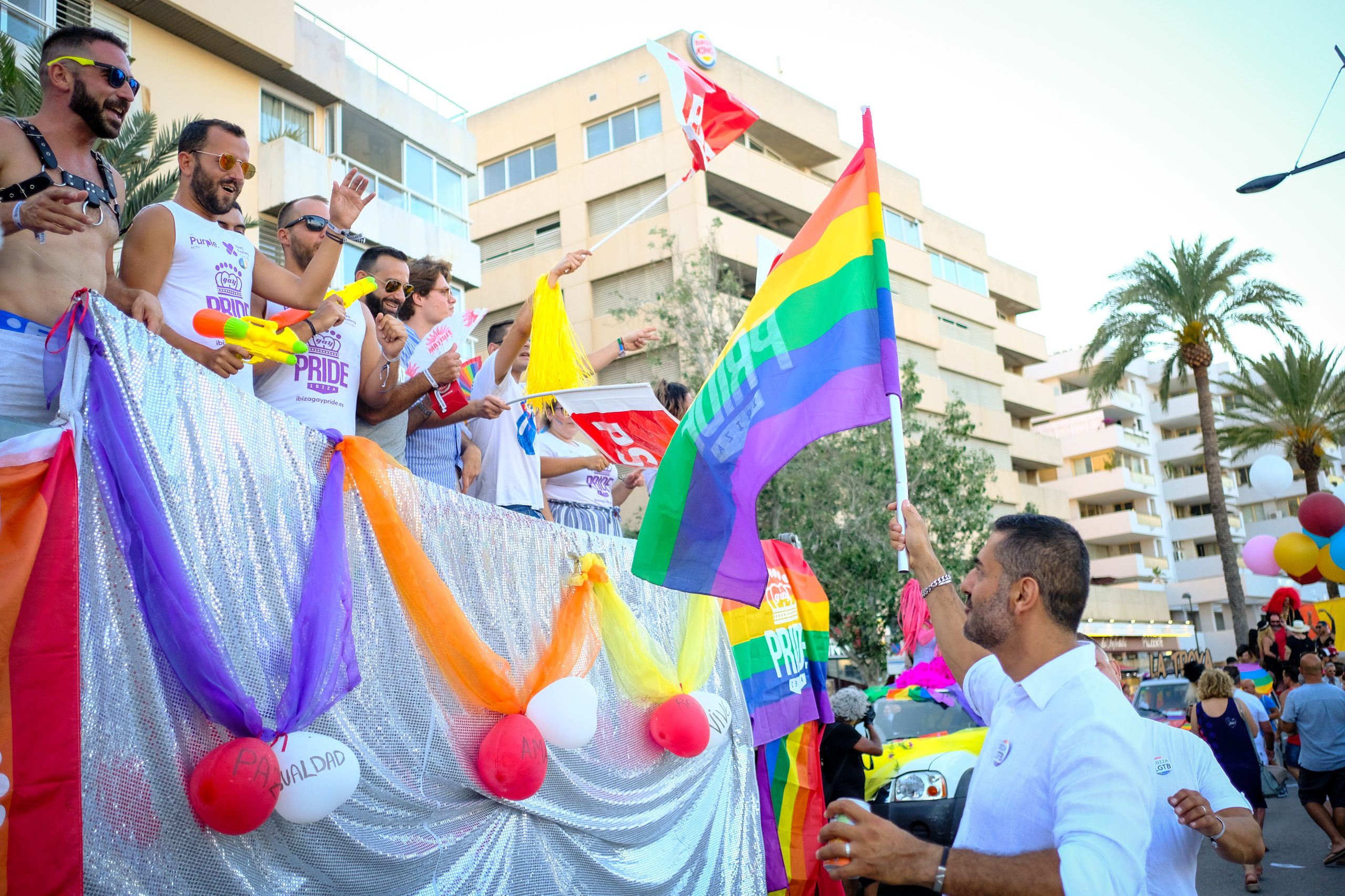 Marcha Ibiza Gay Pride. Tercera edición de este evento reivindicativo por los derechos del colectivo LGTB. Los participantes han recorrido las principales calles de la ciudad en un ambiente festivo a la par que reivindicativo portando una pancarta en la que se leía el lema del certamen de este año: ‘Ama y respeta’. La marcha se ha iniciado en la Cofradía de Pescadores del puerto de Ibiza para finalizar en un escenario situado en el martillo, en el monumento de los Corsarios del barrio de la Marina. Aquí el director del festival y presidente de la Asociación LGTB de Ibiza, Antonio Balibrea, y la vicepresidenta del Consell de Ibiza, Marta Díaz, han leído el manifiesto.