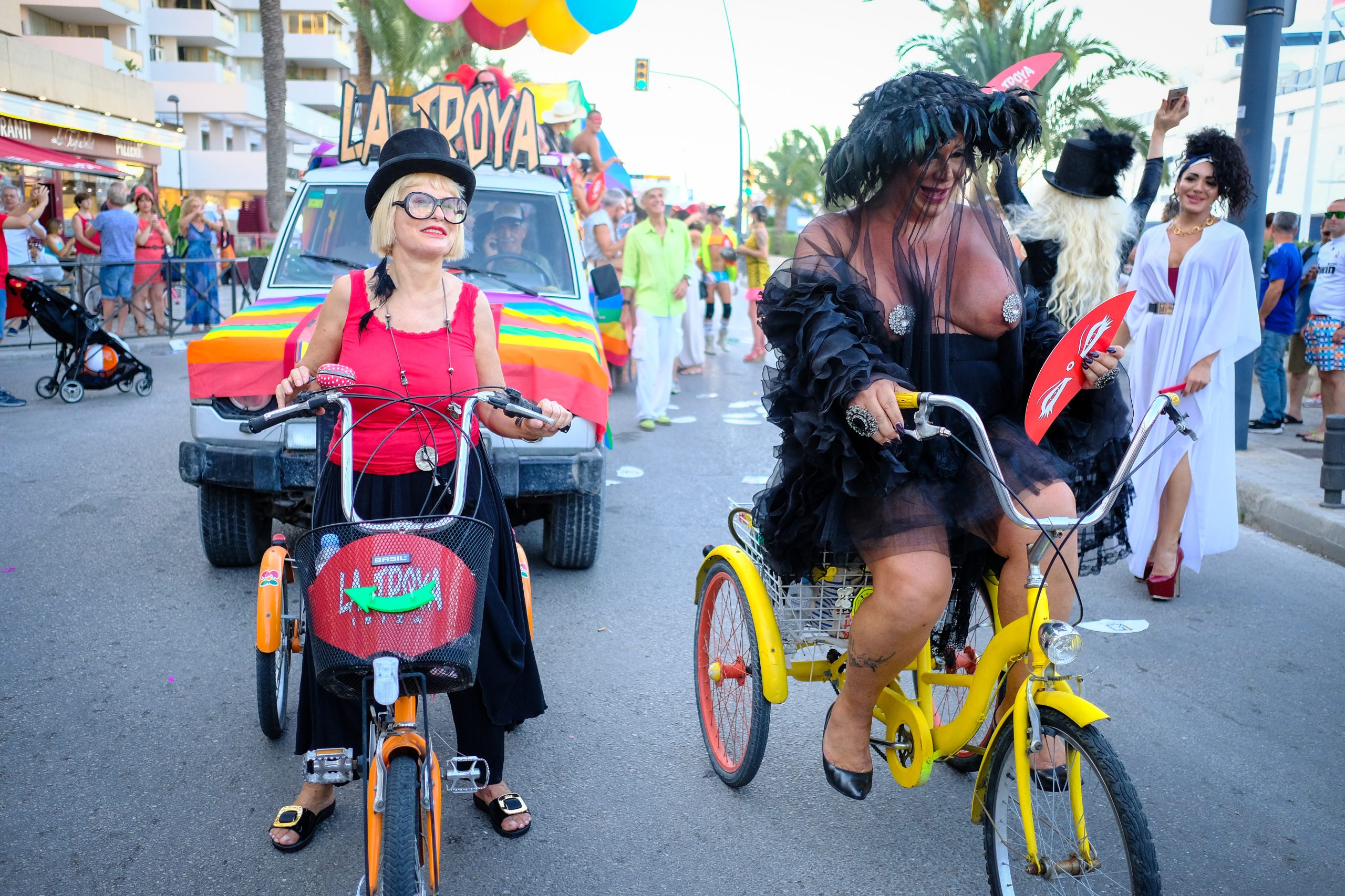 Marcha Ibiza Gay Pride. Tercera edición de este evento reivindicativo por los derechos del colectivo LGTB. Los participantes han recorrido las principales calles de la ciudad en un ambiente festivo a la par que reivindicativo portando una pancarta en la que se leía el lema del certamen de este año: ‘Ama y respeta’. La marcha se ha iniciado en la Cofradía de Pescadores del puerto de Ibiza para finalizar en un escenario situado en el martillo, en el monumento de los Corsarios del barrio de la Marina. Aquí el director del festival y presidente de la Asociación LGTB de Ibiza, Antonio Balibrea, y la vicepresidenta del Consell de Ibiza, Marta Díaz, han leído el manifiesto.