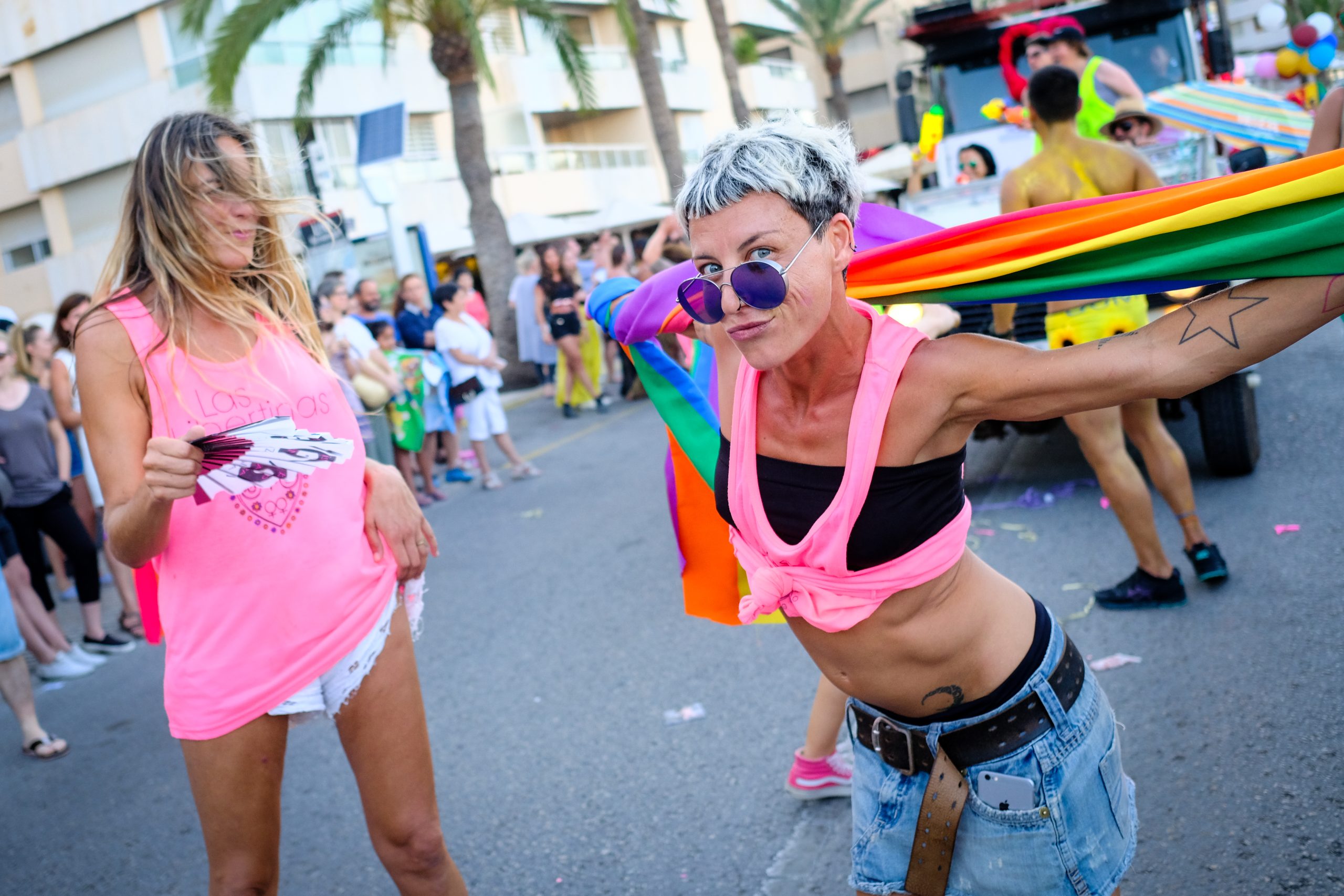 Marcha Ibiza Gay Pride. Tercera edición de este evento reivindicativo por los derechos del colectivo LGTB. Los participantes han recorrido las principales calles de la ciudad en un ambiente festivo a la par que reivindicativo portando una pancarta en la que se leía el lema del certamen de este año: ‘Ama y respeta’. La marcha se ha iniciado en la Cofradía de Pescadores del puerto de Ibiza para finalizar en un escenario situado en el martillo, en el monumento de los Corsarios del barrio de la Marina. Aquí el director del festival y presidente de la Asociación LGTB de Ibiza, Antonio Balibrea, y la vicepresidenta del Consell de Ibiza, Marta Díaz, han leído el manifiesto.