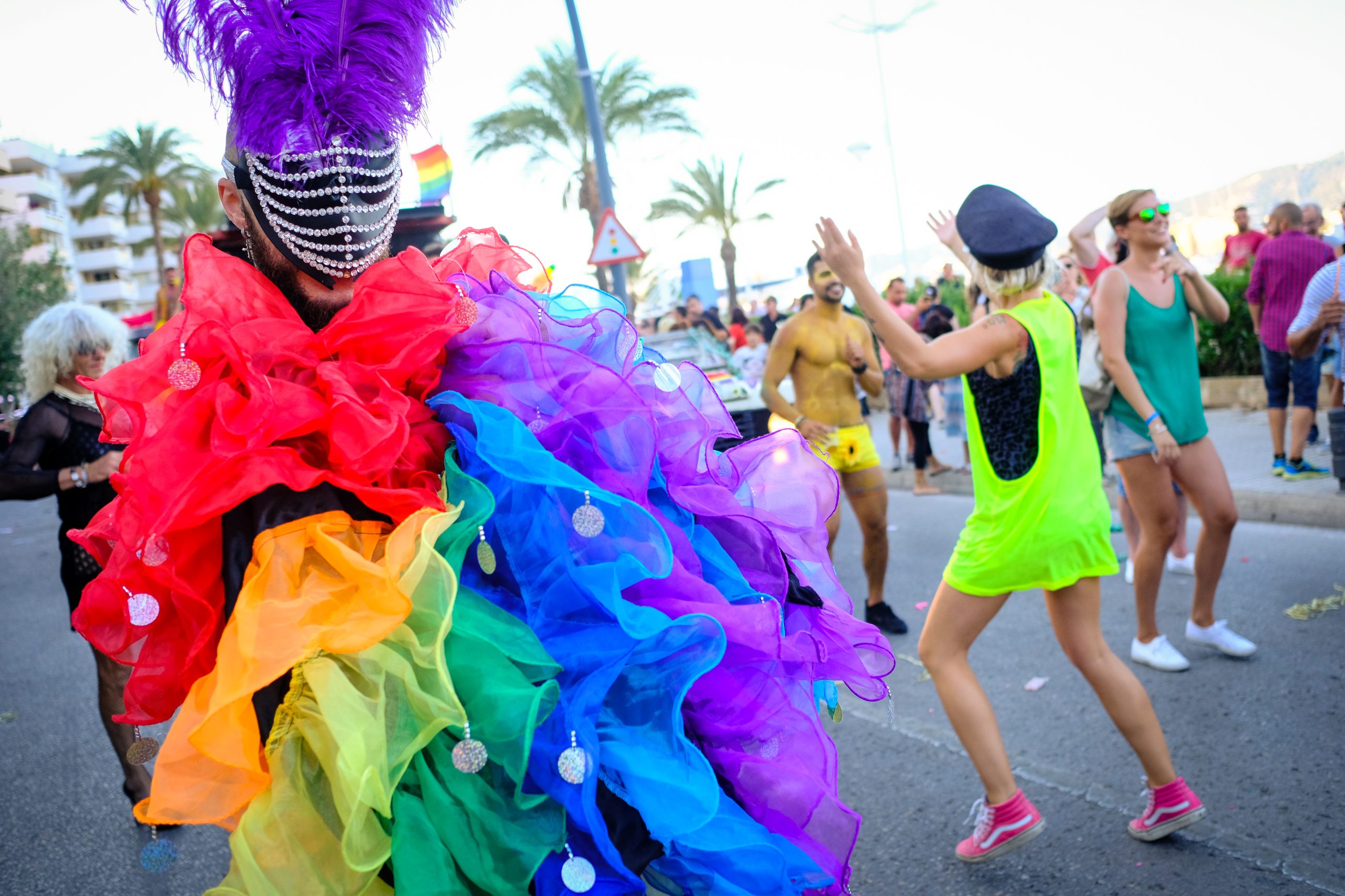 Marcha Ibiza Gay Pride. Tercera edición de este evento reivindicativo por los derechos del colectivo LGTB. Los participantes han recorrido las principales calles de la ciudad en un ambiente festivo a la par que reivindicativo portando una pancarta en la que se leía el lema del certamen de este año: ‘Ama y respeta’. La marcha se ha iniciado en la Cofradía de Pescadores del puerto de Ibiza para finalizar en un escenario situado en el martillo, en el monumento de los Corsarios del barrio de la Marina. Aquí el director del festival y presidente de la Asociación LGTB de Ibiza, Antonio Balibrea, y la vicepresidenta del Consell de Ibiza, Marta Díaz, han leído el manifiesto.