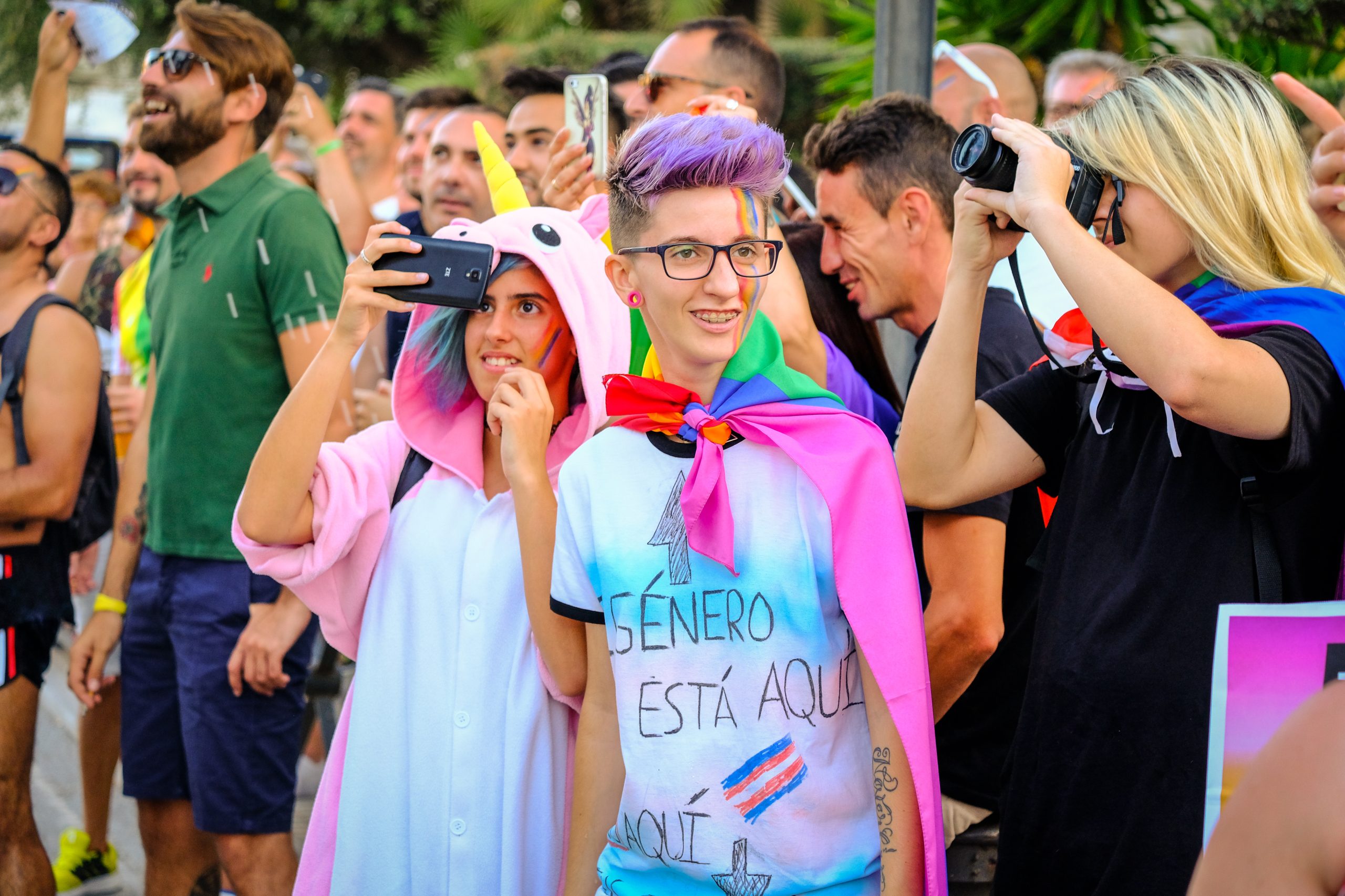 Marcha Ibiza Gay Pride. Tercera edición de este evento reivindicativo por los derechos del colectivo LGTB. Los participantes han recorrido las principales calles de la ciudad en un ambiente festivo a la par que reivindicativo portando una pancarta en la que se leía el lema del certamen de este año: ‘Ama y respeta’. La marcha se ha iniciado en la Cofradía de Pescadores del puerto de Ibiza para finalizar en un escenario situado en el martillo, en el monumento de los Corsarios del barrio de la Marina. Aquí el director del festival y presidente de la Asociación LGTB de Ibiza, Antonio Balibrea, y la vicepresidenta del Consell de Ibiza, Marta Díaz, han leído el manifiesto.