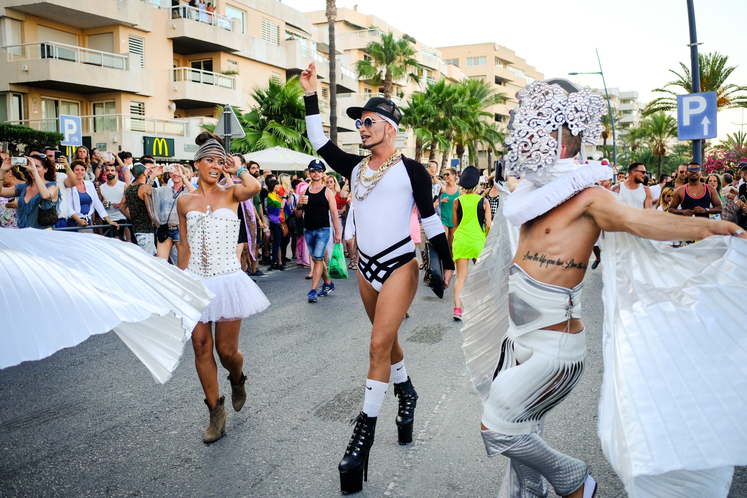 Marcha Ibiza Gay Pride. Tercera edición de este evento reivindicativo por los derechos del colectivo LGTB. Los participantes han recorrido las principales calles de la ciudad en un ambiente festivo a la par que reivindicativo portando una pancarta en la que se leía el lema del certamen de este año: ‘Ama y respeta’. La marcha se ha iniciado en la Cofradía de Pescadores del puerto de Ibiza para finalizar en un escenario situado en el martillo, en el monumento de los Corsarios del barrio de la Marina. Aquí el director del festival y presidente de la Asociación LGTB de Ibiza, Antonio Balibrea, y la vicepresidenta del Consell de Ibiza, Marta Díaz, han leído el manifiesto.