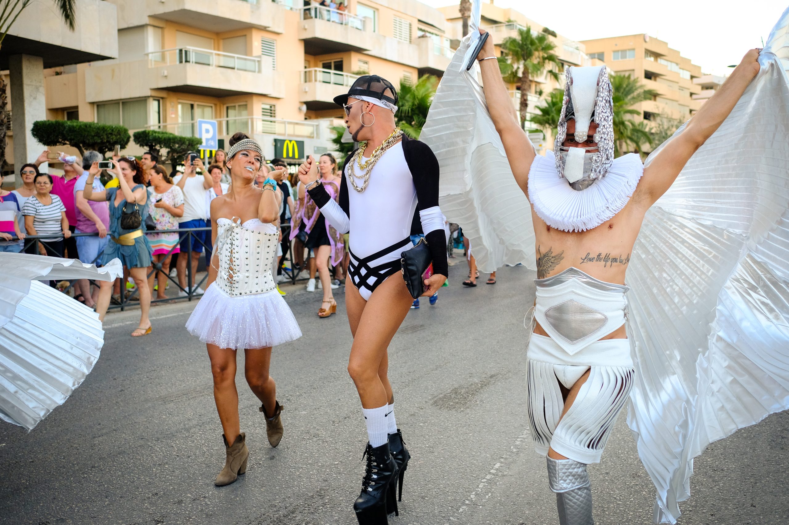 Marcha Ibiza Gay Pride. Tercera edición de este evento reivindicativo por los derechos del colectivo LGTB. Los participantes han recorrido las principales calles de la ciudad en un ambiente festivo a la par que reivindicativo portando una pancarta en la que se leía el lema del certamen de este año: ‘Ama y respeta’. La marcha se ha iniciado en la Cofradía de Pescadores del puerto de Ibiza para finalizar en un escenario situado en el martillo, en el monumento de los Corsarios del barrio de la Marina. Aquí el director del festival y presidente de la Asociación LGTB de Ibiza, Antonio Balibrea, y la vicepresidenta del Consell de Ibiza, Marta Díaz, han leído el manifiesto.