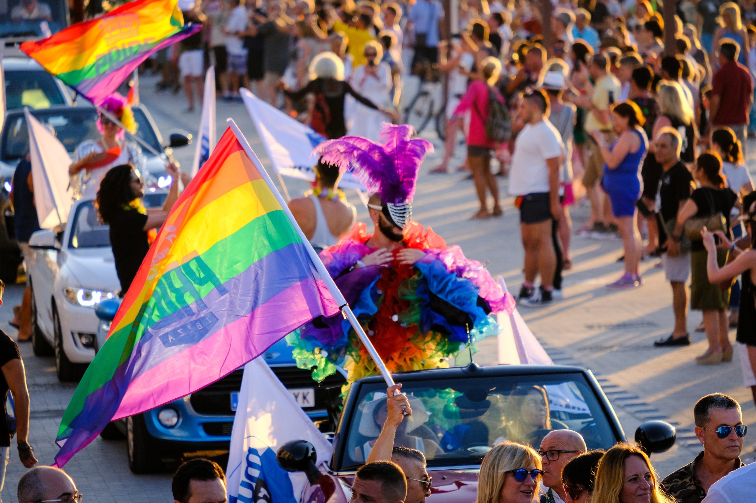 Marcha Ibiza Gay Pride. Tercera edición de este evento reivindicativo por los derechos del colectivo LGTB. Los participantes han recorrido las principales calles de la ciudad en un ambiente festivo a la par que reivindicativo portando una pancarta en la que se leía el lema del certamen de este año: ‘Ama y respeta’. La marcha se ha iniciado en la Cofradía de Pescadores del puerto de Ibiza para finalizar en un escenario situado en el martillo, en el monumento de los Corsarios del barrio de la Marina. Aquí el director del festival y presidente de la Asociación LGTB de Ibiza, Antonio Balibrea, y la vicepresidenta del Consell de Ibiza, Marta Díaz, han leído el manifiesto.