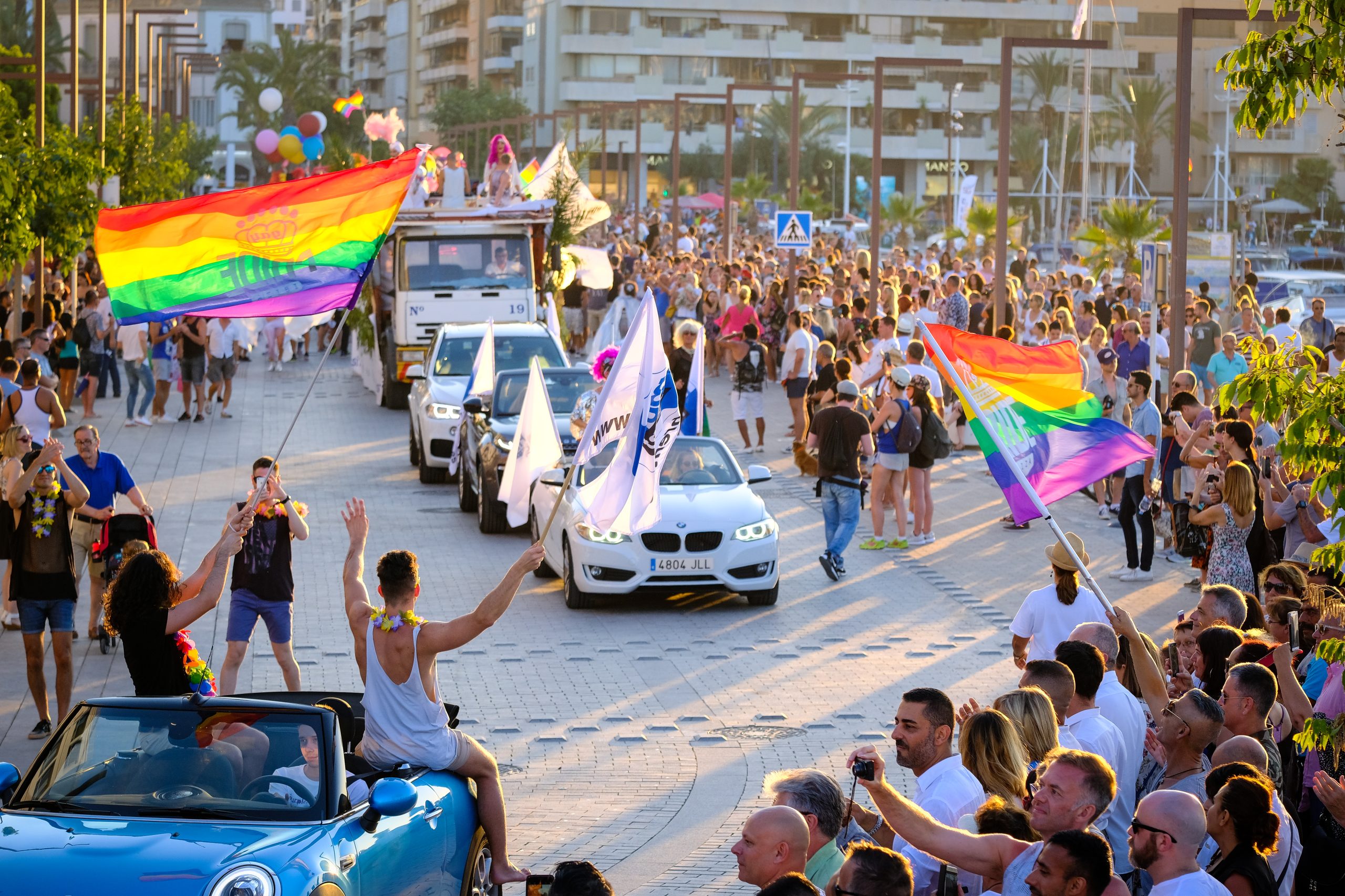 Marcha Ibiza Gay Pride. Tercera edición de este evento reivindicativo por los derechos del colectivo LGTB. Los participantes han recorrido las principales calles de la ciudad en un ambiente festivo a la par que reivindicativo portando una pancarta en la que se leía el lema del certamen de este año: ‘Ama y respeta’. La marcha se ha iniciado en la Cofradía de Pescadores del puerto de Ibiza para finalizar en un escenario situado en el martillo, en el monumento de los Corsarios del barrio de la Marina. Aquí el director del festival y presidente de la Asociación LGTB de Ibiza, Antonio Balibrea, y la vicepresidenta del Consell de Ibiza, Marta Díaz, han leído el manifiesto.