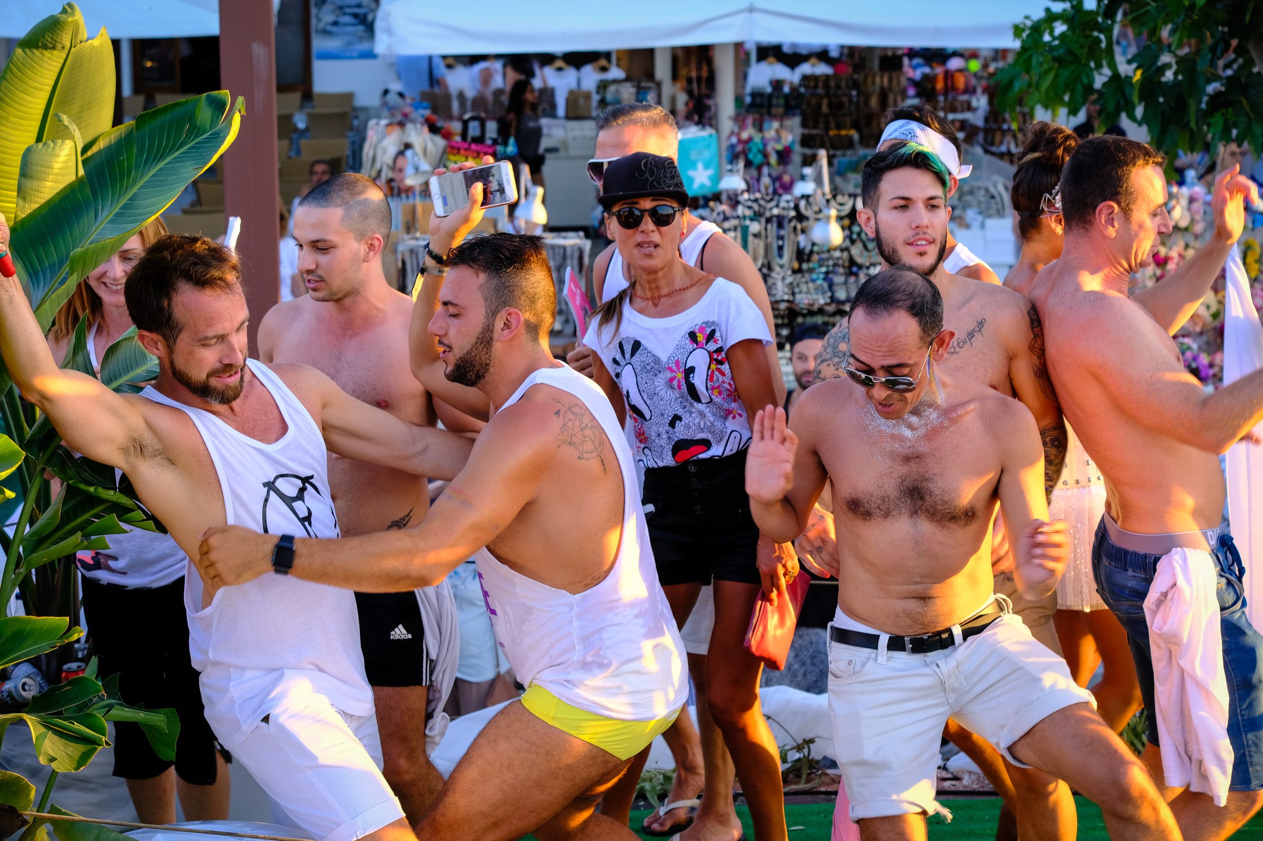 Marcha Ibiza Gay Pride. Tercera edición de este evento reivindicativo por los derechos del colectivo LGTB. Los participantes han recorrido las principales calles de la ciudad en un ambiente festivo a la par que reivindicativo portando una pancarta en la que se leía el lema del certamen de este año: ‘Ama y respeta’. La marcha se ha iniciado en la Cofradía de Pescadores del puerto de Ibiza para finalizar en un escenario situado en el martillo, en el monumento de los Corsarios del barrio de la Marina. Aquí el director del festival y presidente de la Asociación LGTB de Ibiza, Antonio Balibrea, y la vicepresidenta del Consell de Ibiza, Marta Díaz, han leído el manifiesto.